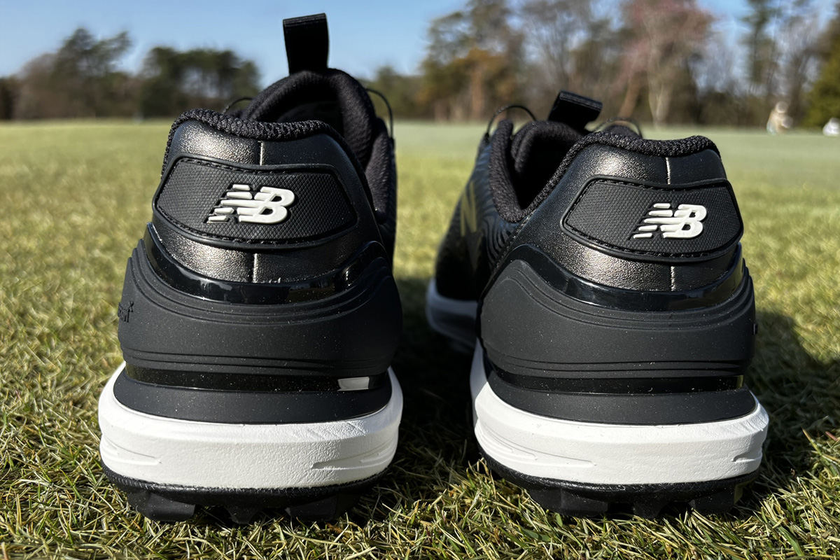 足元の印象を引き締めてくれるニューバランス「Fresh Foam X 2500v5」