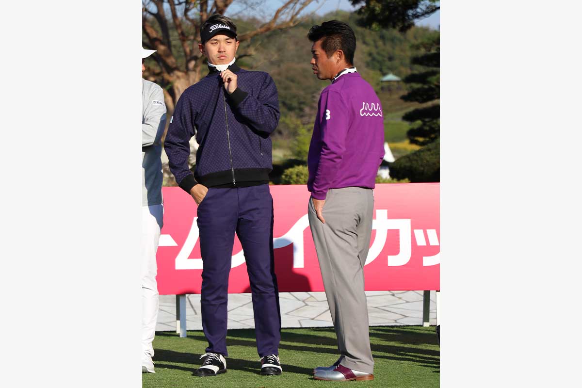 池田勇太はセーターとシューズを紫でコーディネート。ポケットから小指だけを出すのもジャンボ流　写真：清流舎