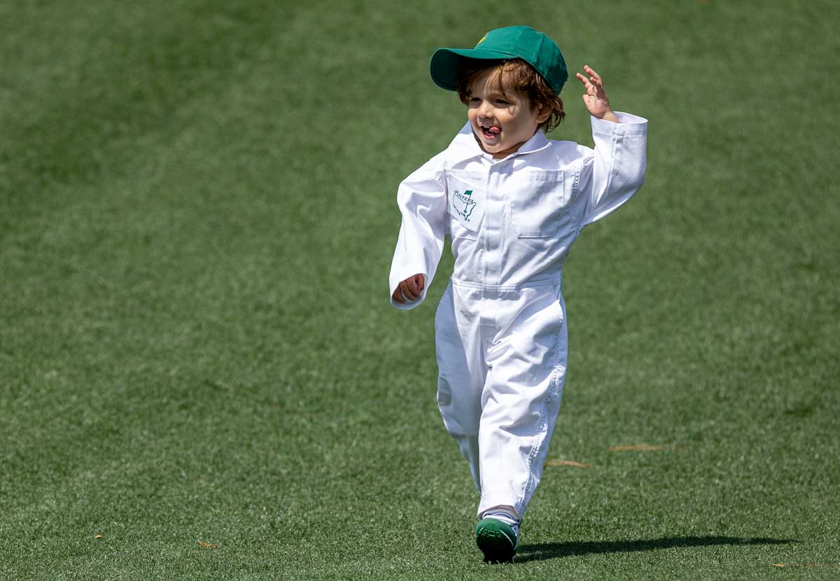 楽しそうに走り回る小さなキャディーさん　写真：大会提供