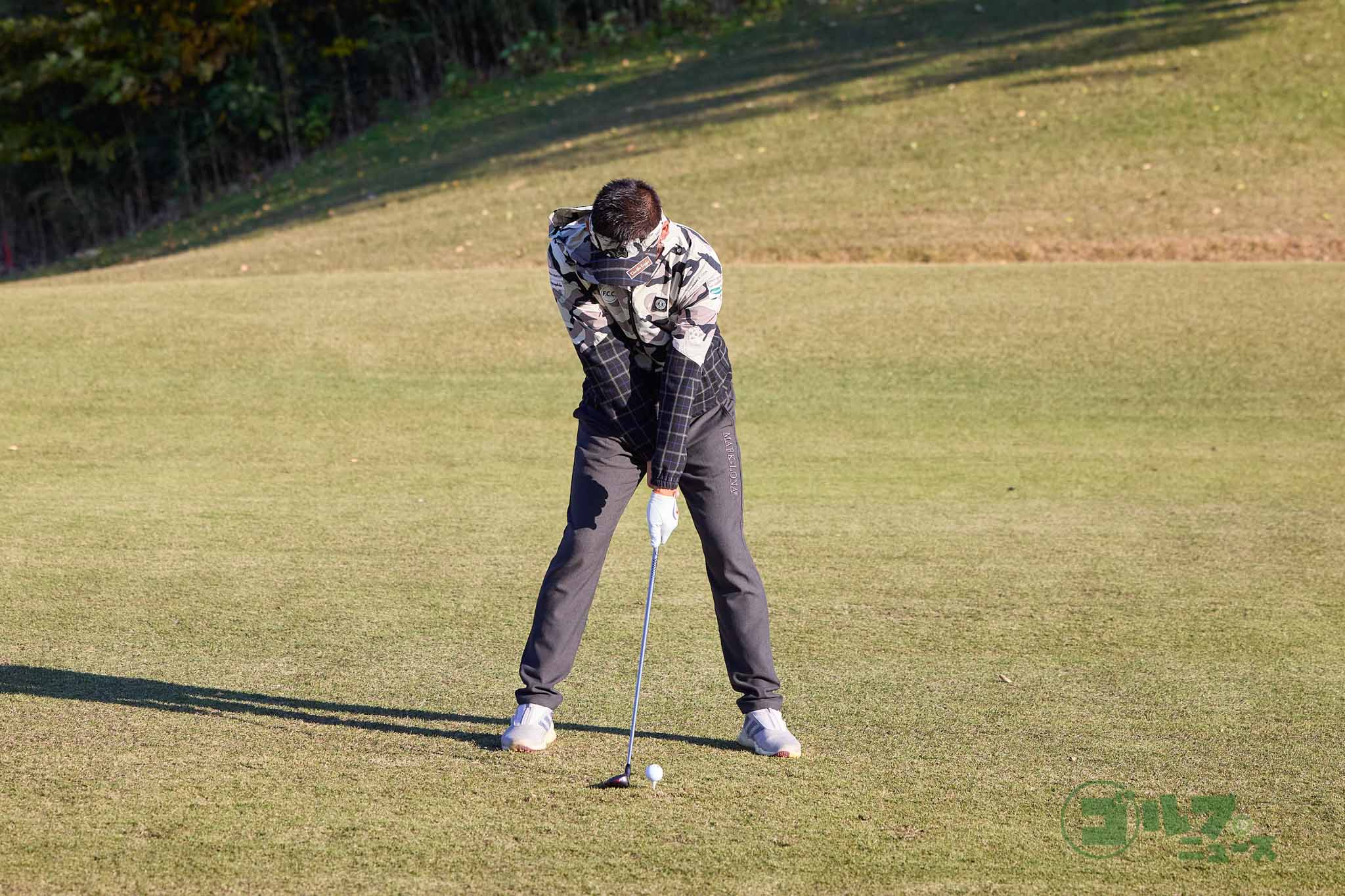 クロスハンド＆スプリットハンドでクラブを握り、高めにティーアップ。ハーフスイングでボールを打つ。左手首をフリップせずにボールをとらえれば、インパクトが適正になって番手なりの高さで打ち出せる　写真:西村恵