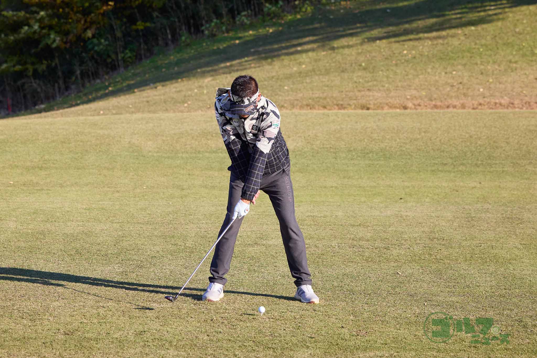 クロスハンド＆スプリットハンドでクラブを握り、高めにティーアップ。ハーフスイングでボールを打つ。左手首をフリップせずにボールをとらえれば、インパクトが適正になって番手なりの高さで打ち出せる　写真:西村恵