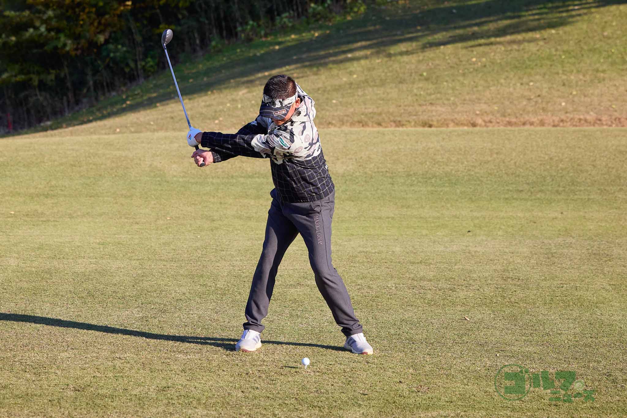 クロスハンド＆スプリットハンドでクラブを握り、高めにティーアップ。ハーフスイングでボールを打つ。左手首をフリップせずにボールをとらえれば、インパクトが適正になって番手なりの高さで打ち出せる　写真:西村恵