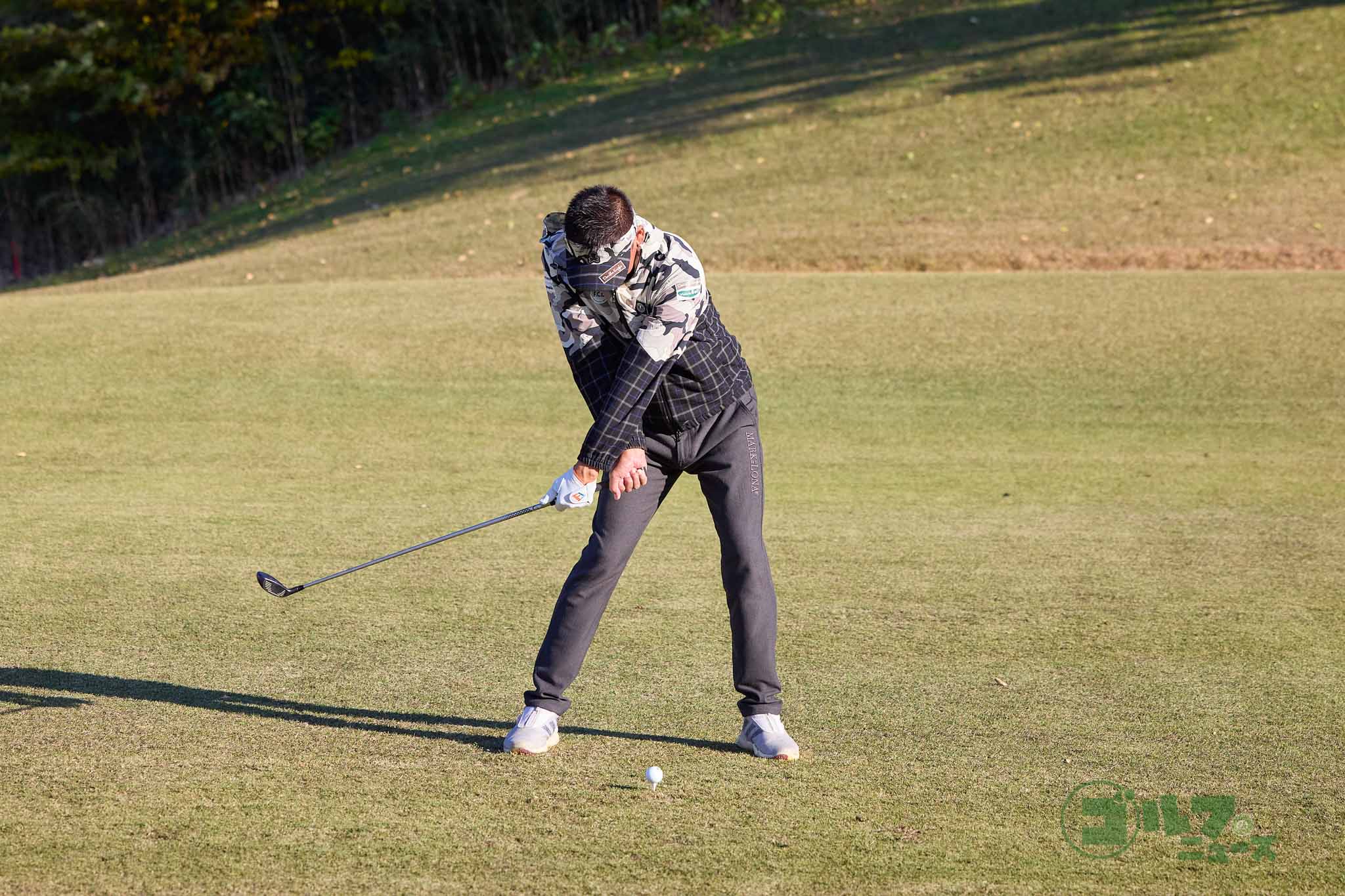 クロスハンド＆スプリットハンドでクラブを握り、高めにティーアップ。ハーフスイングでボールを打つ。左手首をフリップせずにボールをとらえれば、インパクトが適正になって番手なりの高さで打ち出せる　写真:西村恵