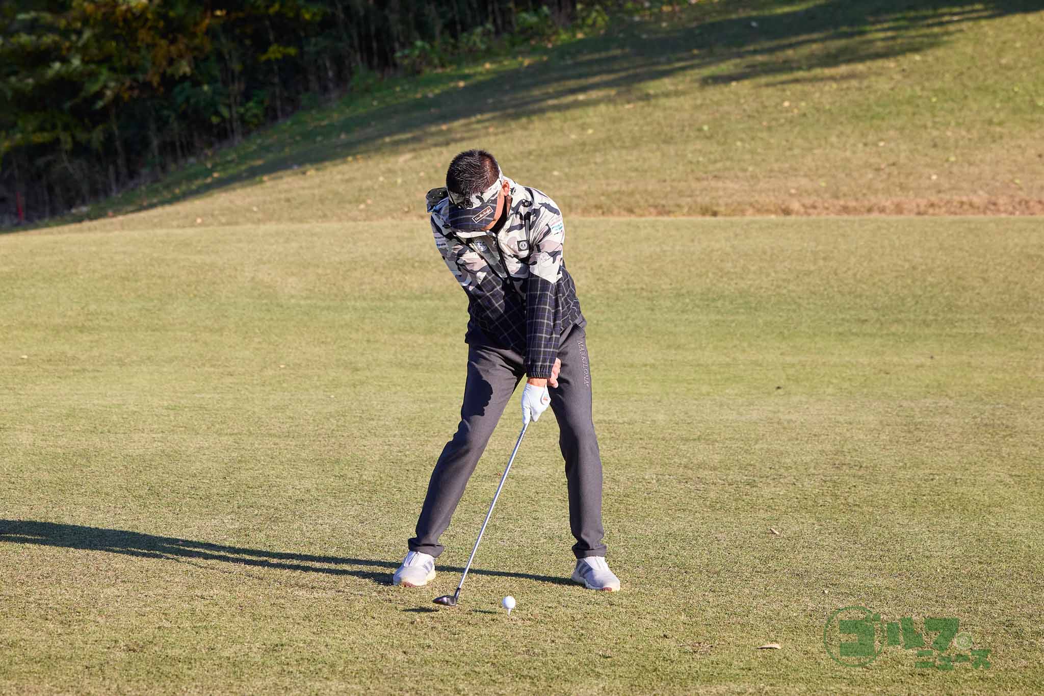 クロスハンド＆スプリットハンドでクラブを握り、高めにティーアップ。ハーフスイングでボールを打つ。左手首をフリップせずにボールをとらえれば、インパクトが適正になって番手なりの高さで打ち出せる　写真:西村恵