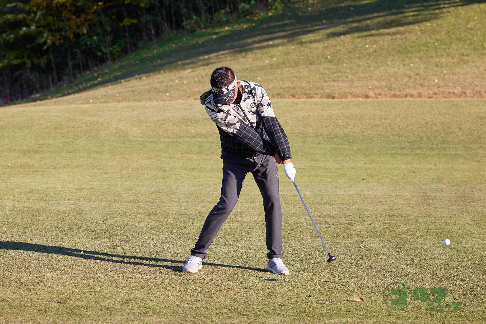 クロスハンド＆スプリットハンドでクラブを握り、高めにティーアップ。ハーフスイングでボールを打つ。左手首をフリップせずにボールをとらえれば、インパクトが適正になって番手なりの高さで打ち出せる　写真:西村恵