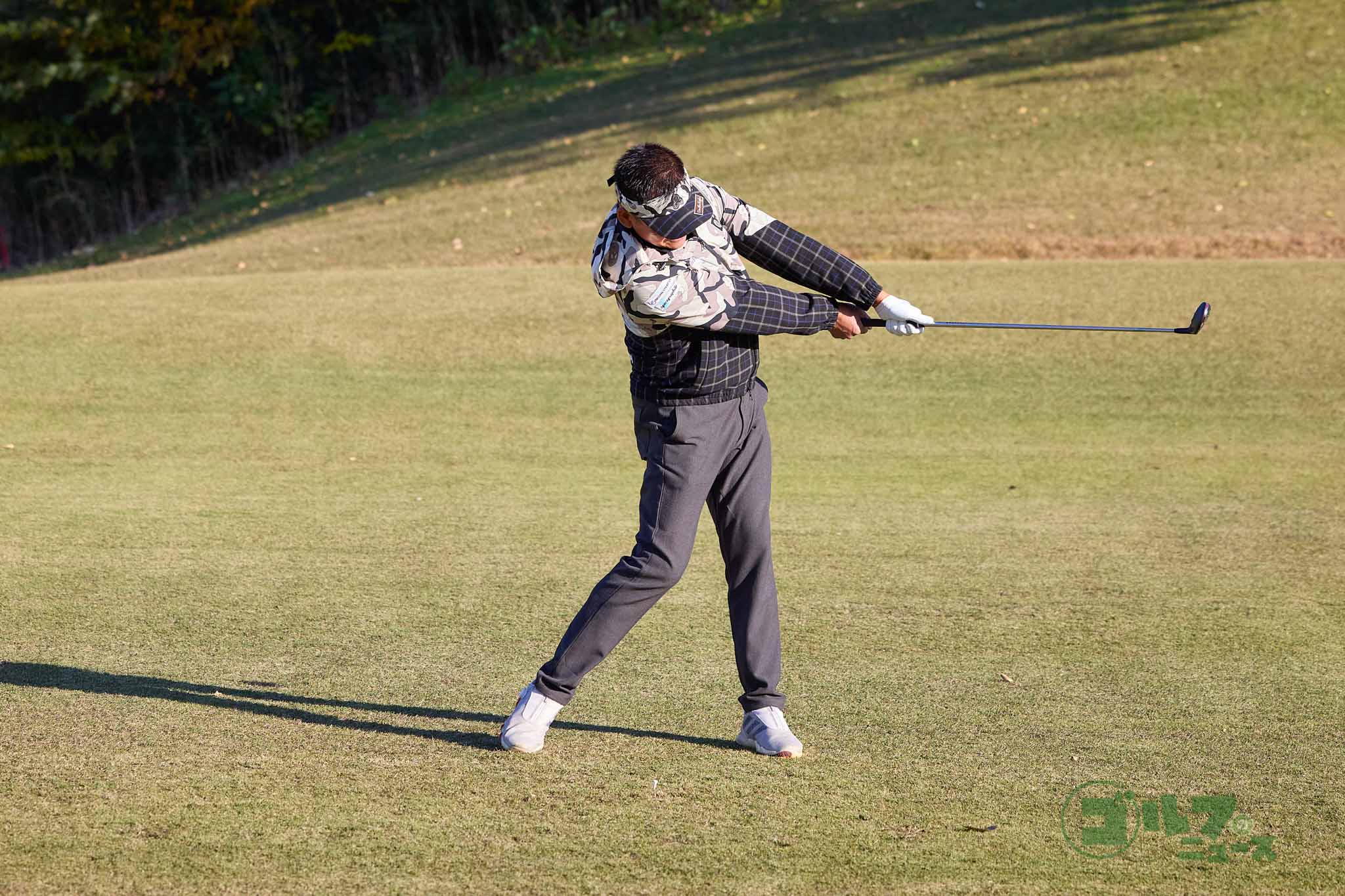 クロスハンド＆スプリットハンドでクラブを握り、高めにティーアップ。ハーフスイングでボールを打つ。左手首をフリップせずにボールをとらえれば、インパクトが適正になって番手なりの高さで打ち出せる　写真:西村恵