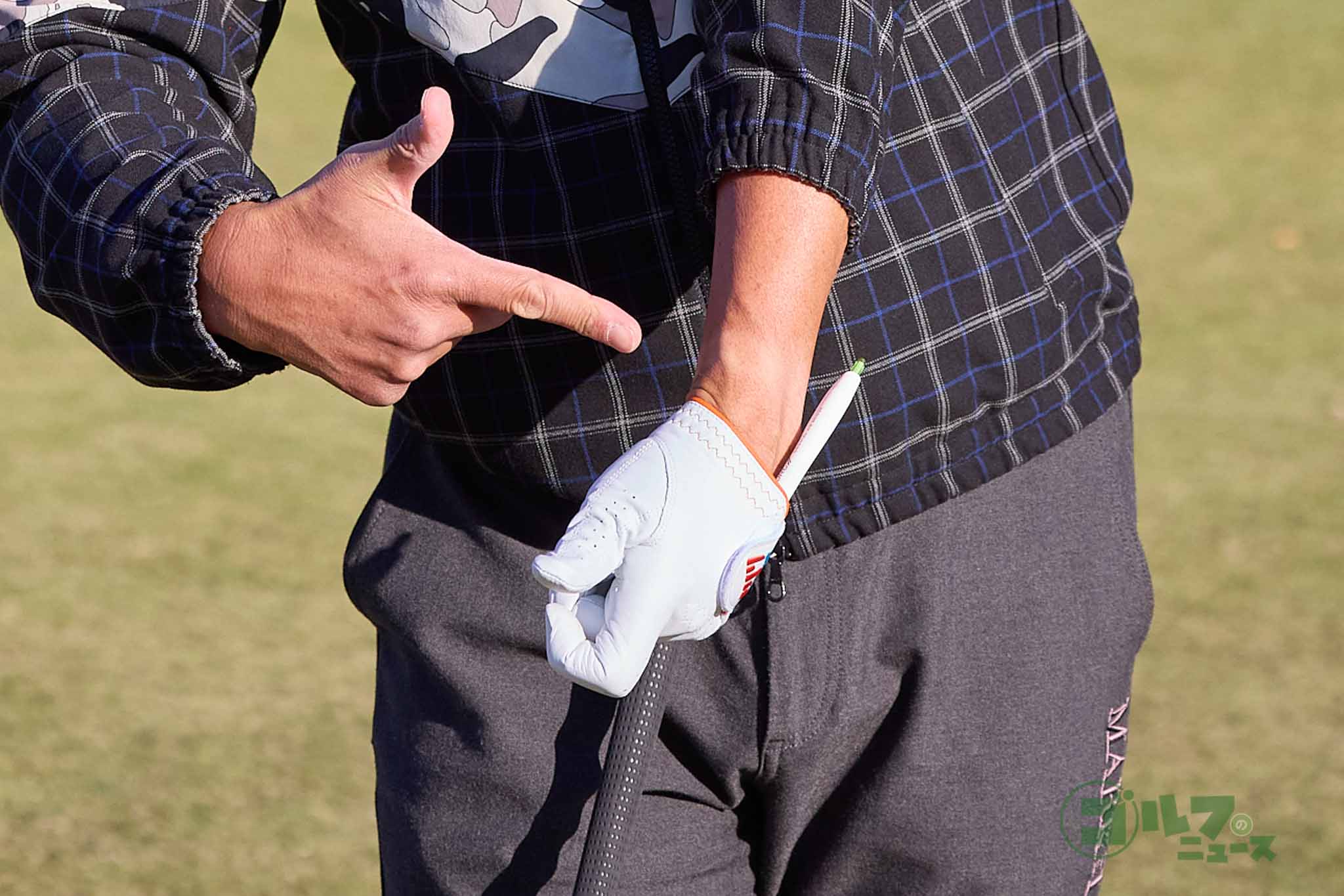 グローブの甲側にペンを挿してスイングしてみる。ペンがギブスの役割を果たし、左手首が甲側に折れなくなる　写真:西村恵