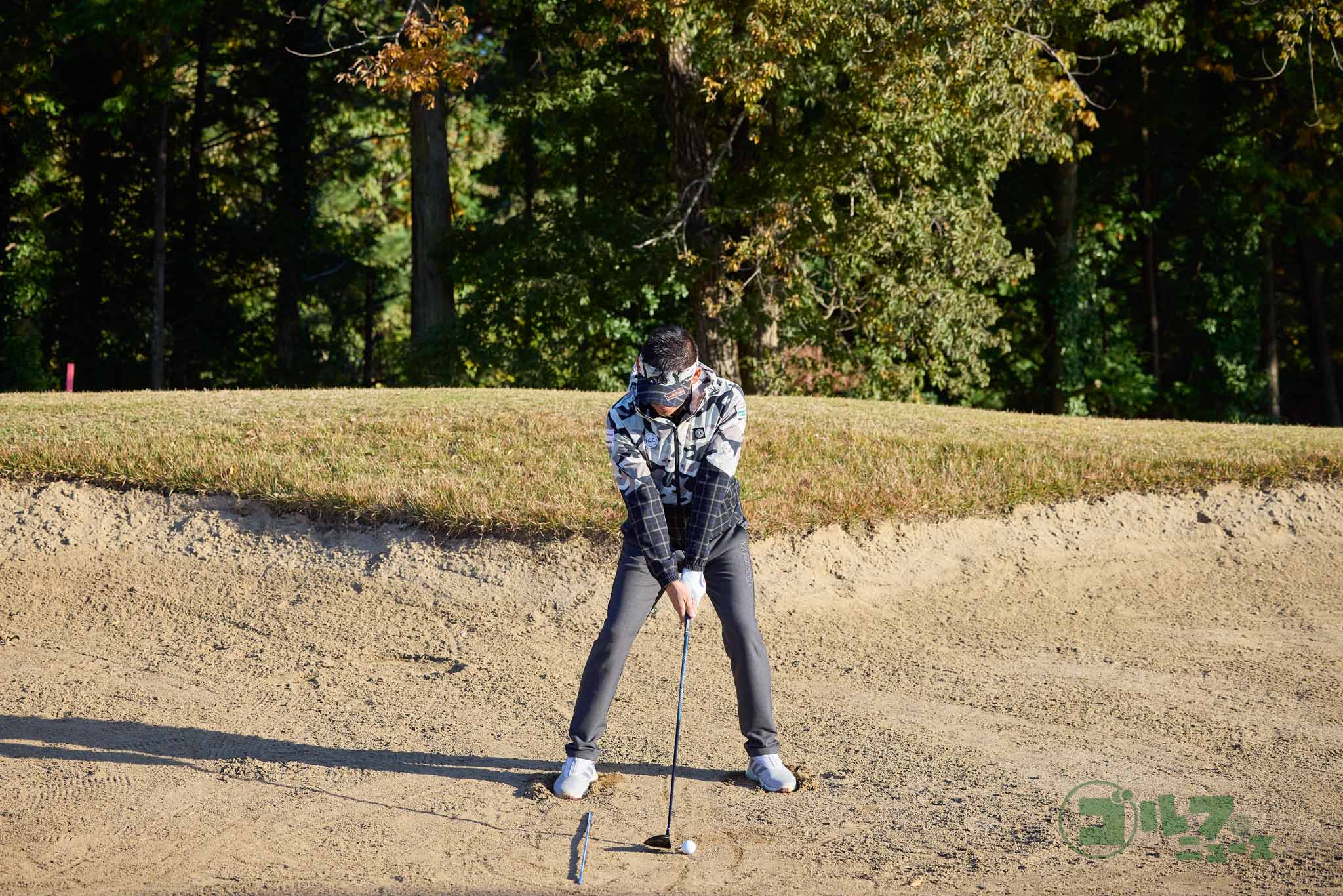 ダウンスイングでヘッドが垂れてしまう人は、右足とボールの間にクラブを置いて練習する。ヘッド軌道をイメージしやすくなり、上から叩く感覚が身に付いてくる　写真:西村恵