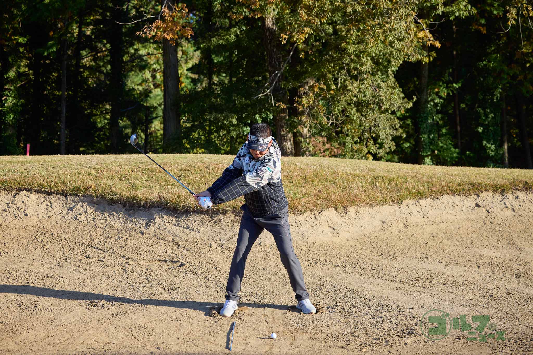 ダウンスイングでヘッドが垂れてしまう人は、右足とボールの間にクラブを置いて練習する。ヘッド軌道をイメージしやすくなり、上から叩く感覚が身に付いてくる　写真:西村恵