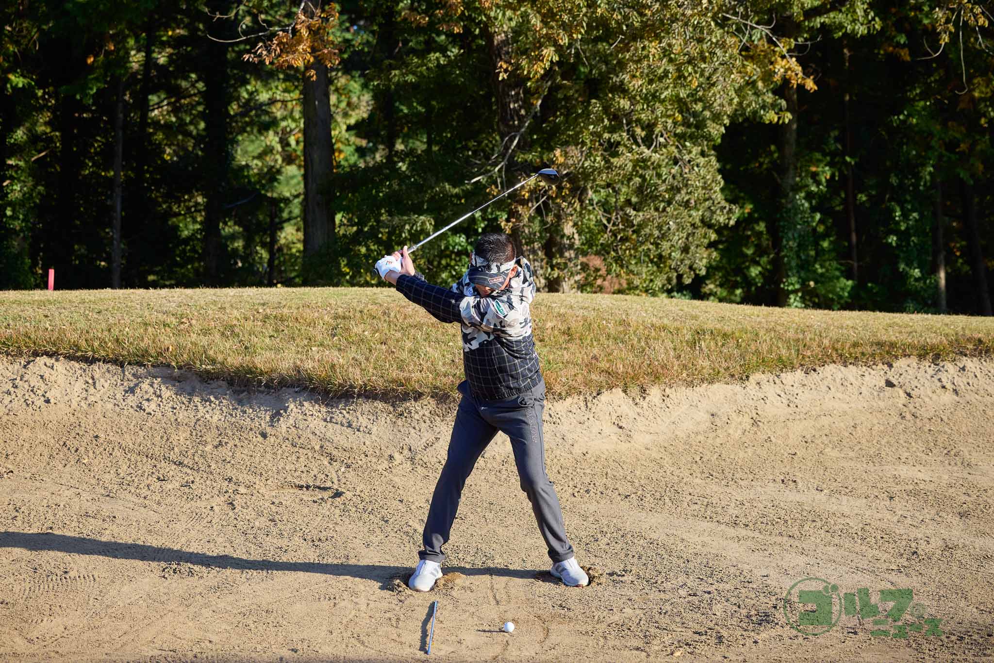 ダウンスイングでヘッドが垂れてしまう人は、右足とボールの間にクラブを置いて練習する。ヘッド軌道をイメージしやすくなり、上から叩く感覚が身に付いてくる　写真:西村恵