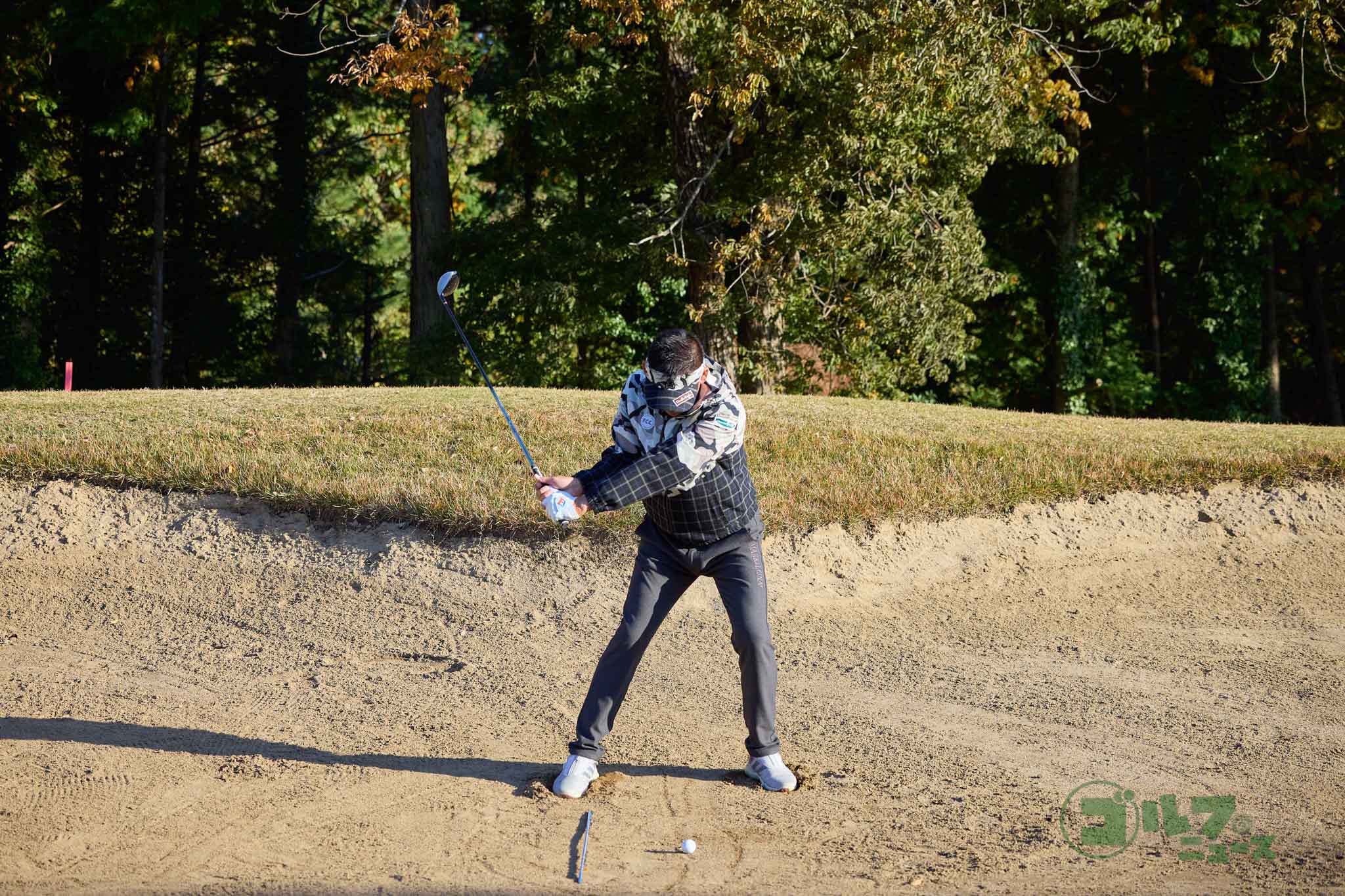 ダウンスイングでヘッドが垂れてしまう人は、右足とボールの間にクラブを置いて練習する。ヘッド軌道をイメージしやすくなり、上から叩く感覚が身に付いてくる　写真:西村恵