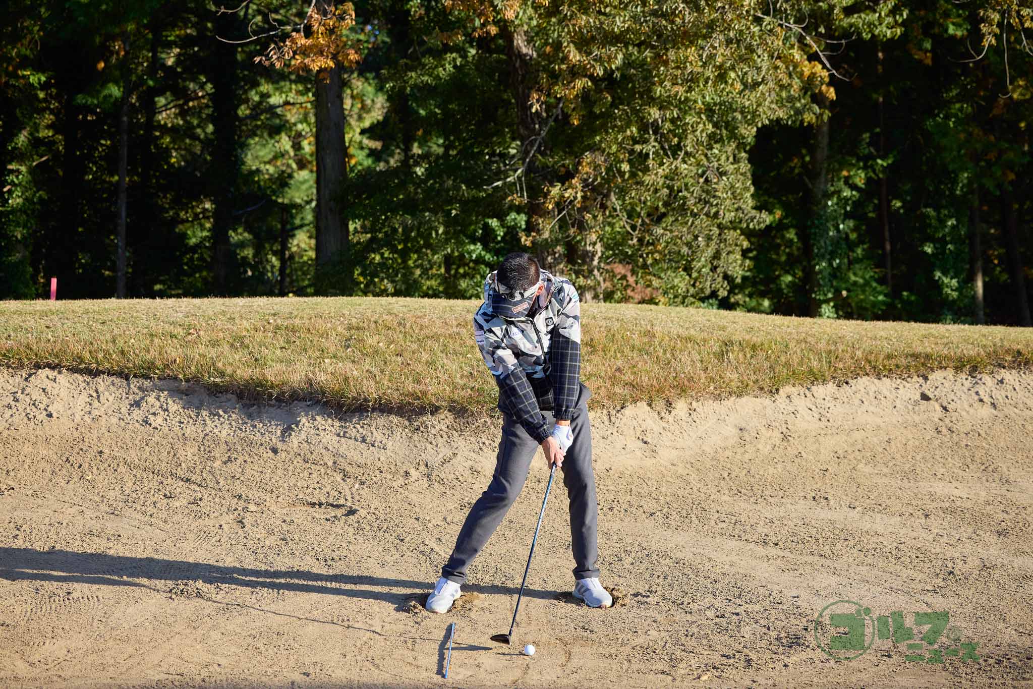 ダウンスイングでヘッドが垂れてしまう人は、右足とボールの間にクラブを置いて練習する。ヘッド軌道をイメージしやすくなり、上から叩く感覚が身に付いてくる　写真:西村恵