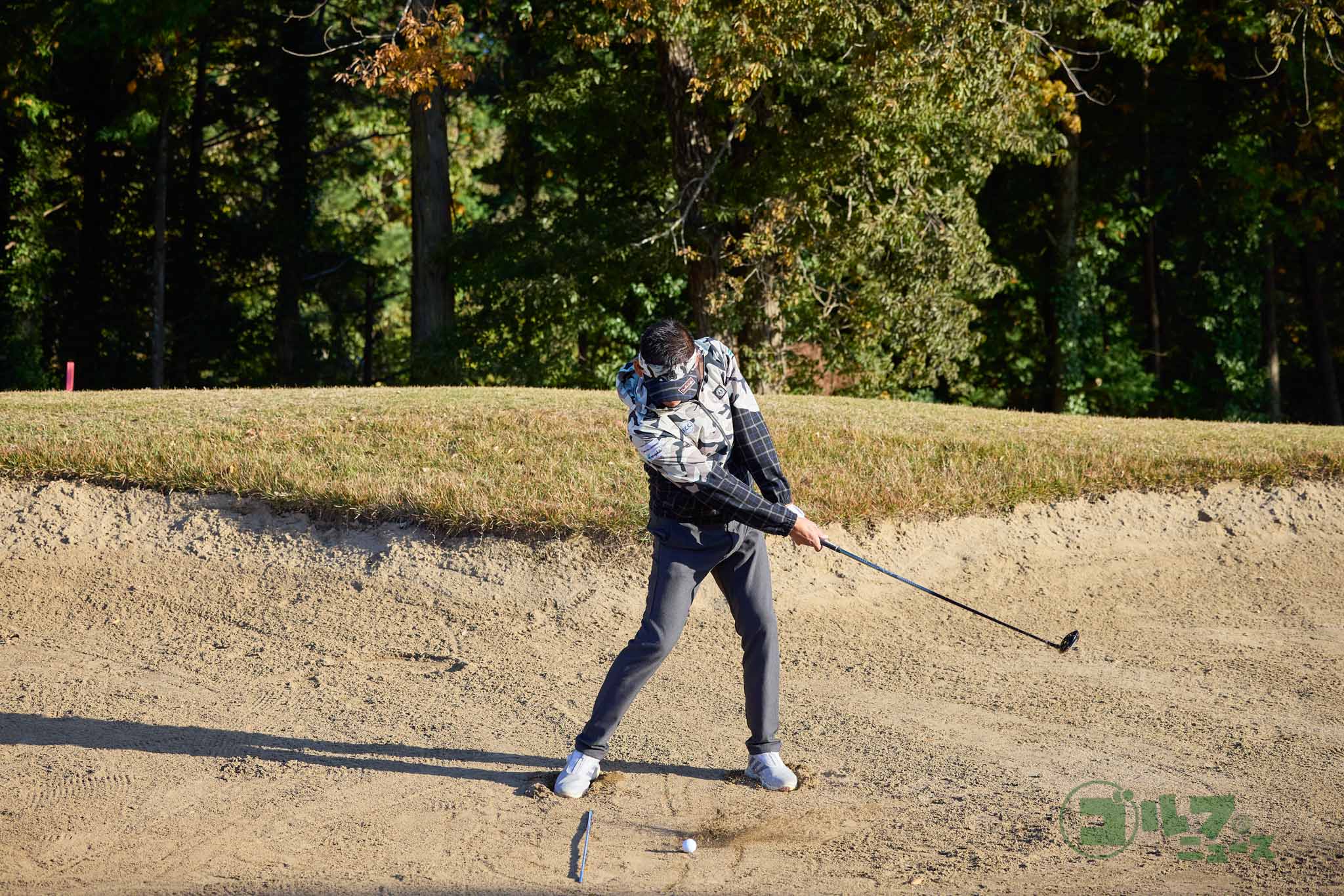 ダウンスイングでヘッドが垂れてしまう人は、右足とボールの間にクラブを置いて練習する。ヘッド軌道をイメージしやすくなり、上から叩く感覚が身に付いてくる　写真:西村恵