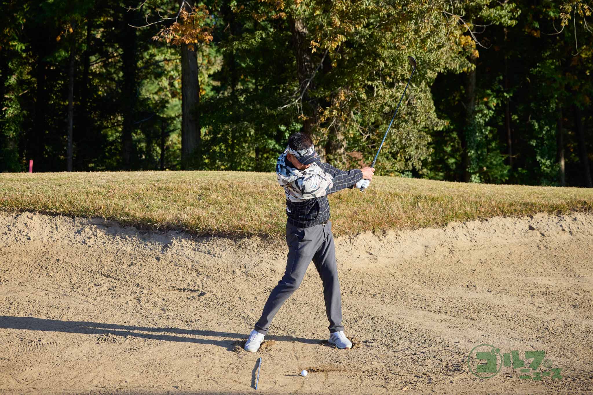 ダウンスイングでヘッドが垂れてしまう人は、右足とボールの間にクラブを置いて練習する。ヘッド軌道をイメージしやすくなり、上から叩く感覚が身に付いてくる　写真:西村恵