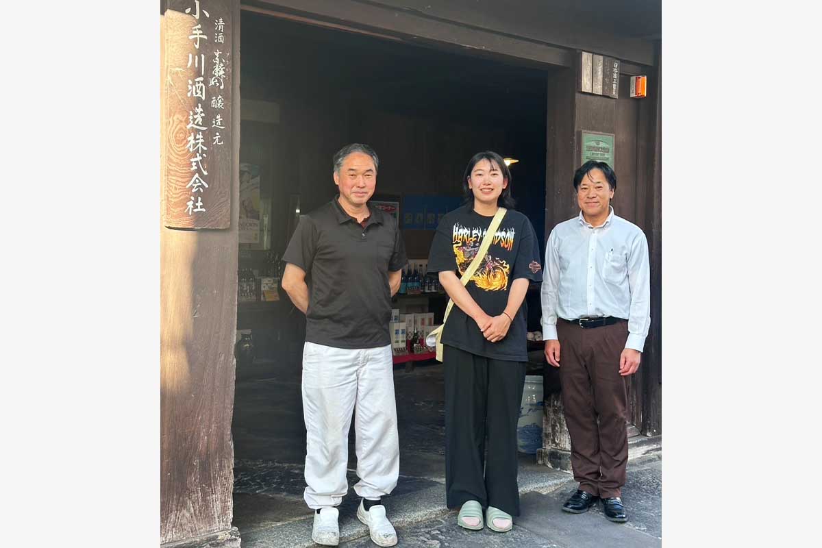 小手川酒造の實崎貴文支配人（右）、製造責任者の五嶋晃さんとの3ショット　写真：本人提供