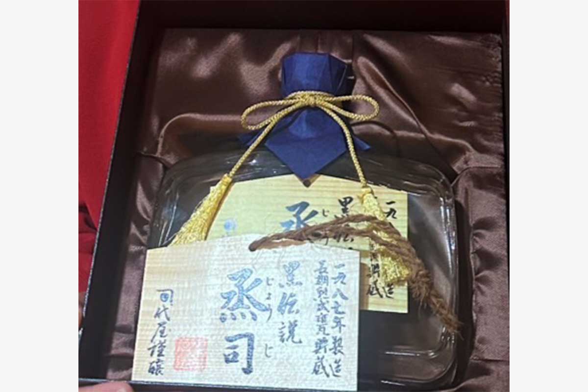 小手川酒造の長期熟成麦焼酎「黒伝説 烝司」アルコール度数34度、750ml。大分県の公式オンラインショップによると1本2万5180円（現在品切れ中）　写真：本人提供