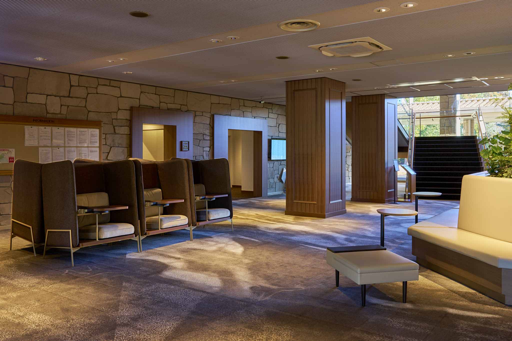 クラブハウス内に設置あれた6台のワーキングチェア