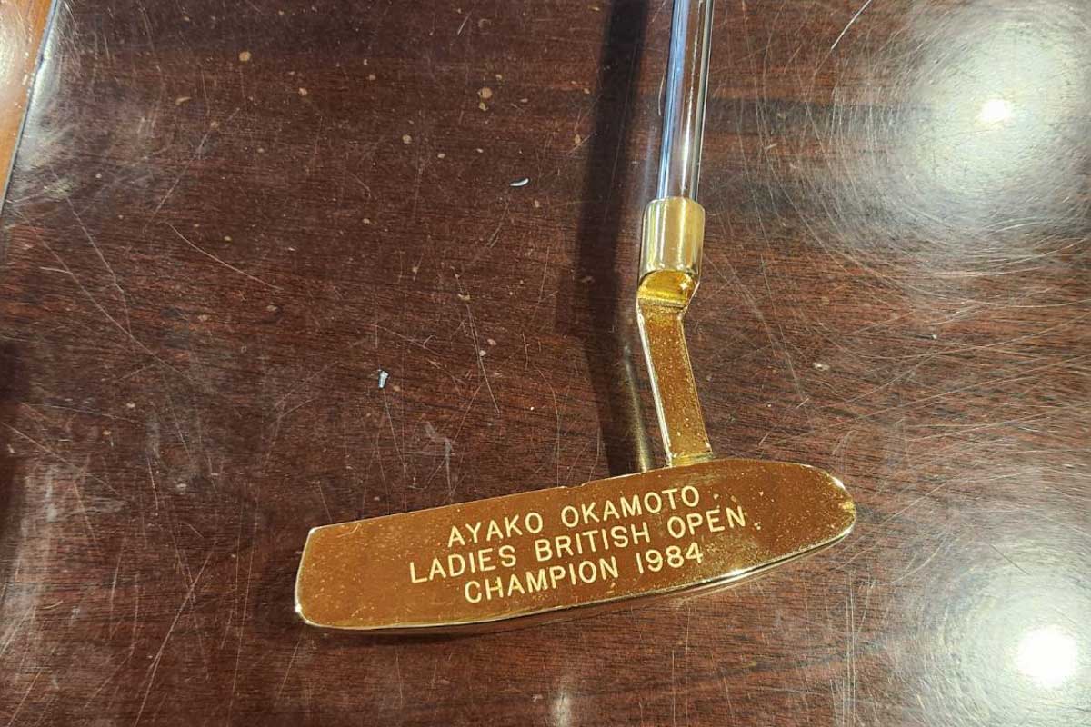 「AYAKO OKAMOTO LADIES BRITISH OPEN CHAMPION 1984」と刻印されたピン社のゴールドパター　写真：清流舎
