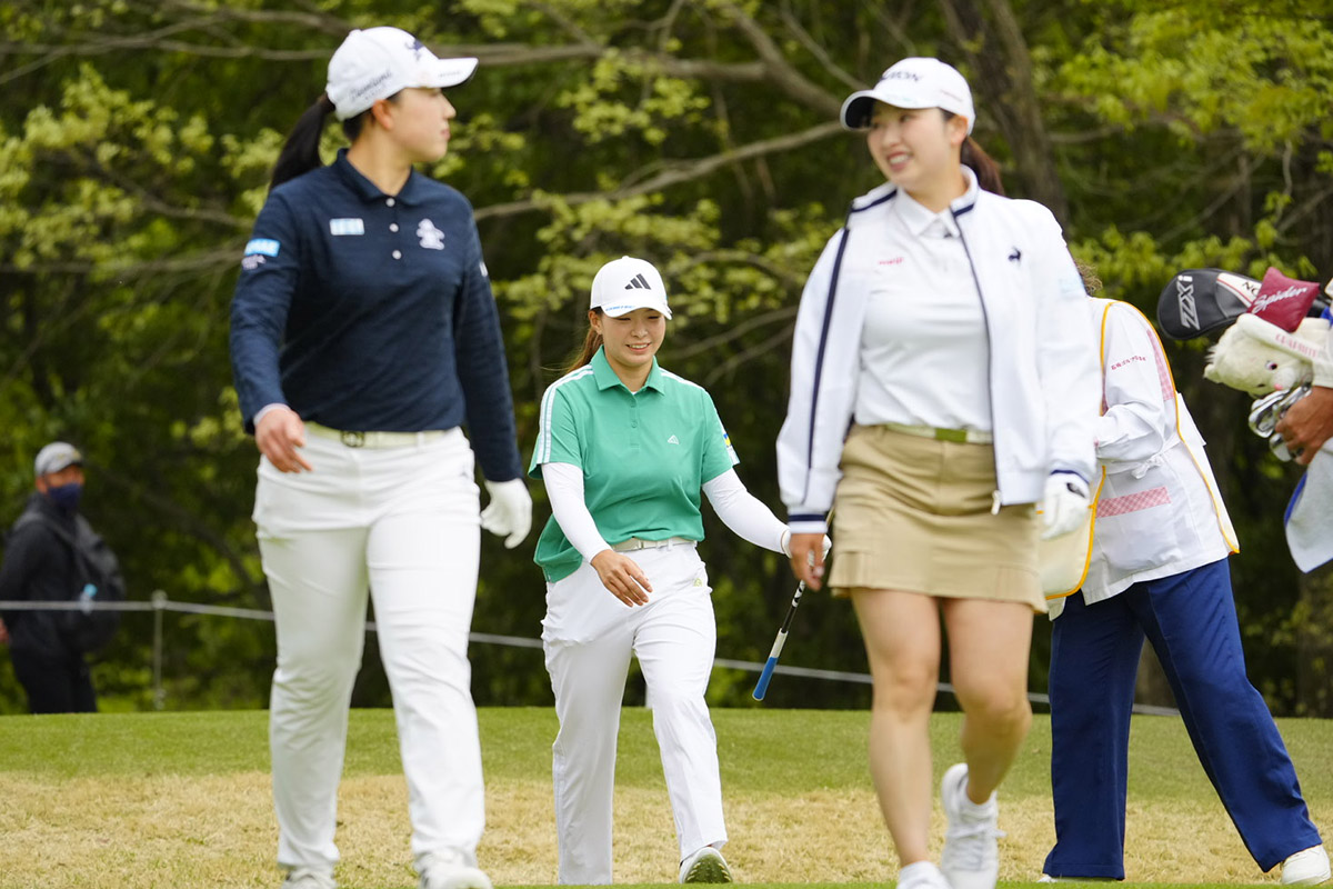 同組の竹田麗央（左）、小祝さくら（右）と共に多くのギャラリーを引き連れた　撮影：スエイシナオヨシ