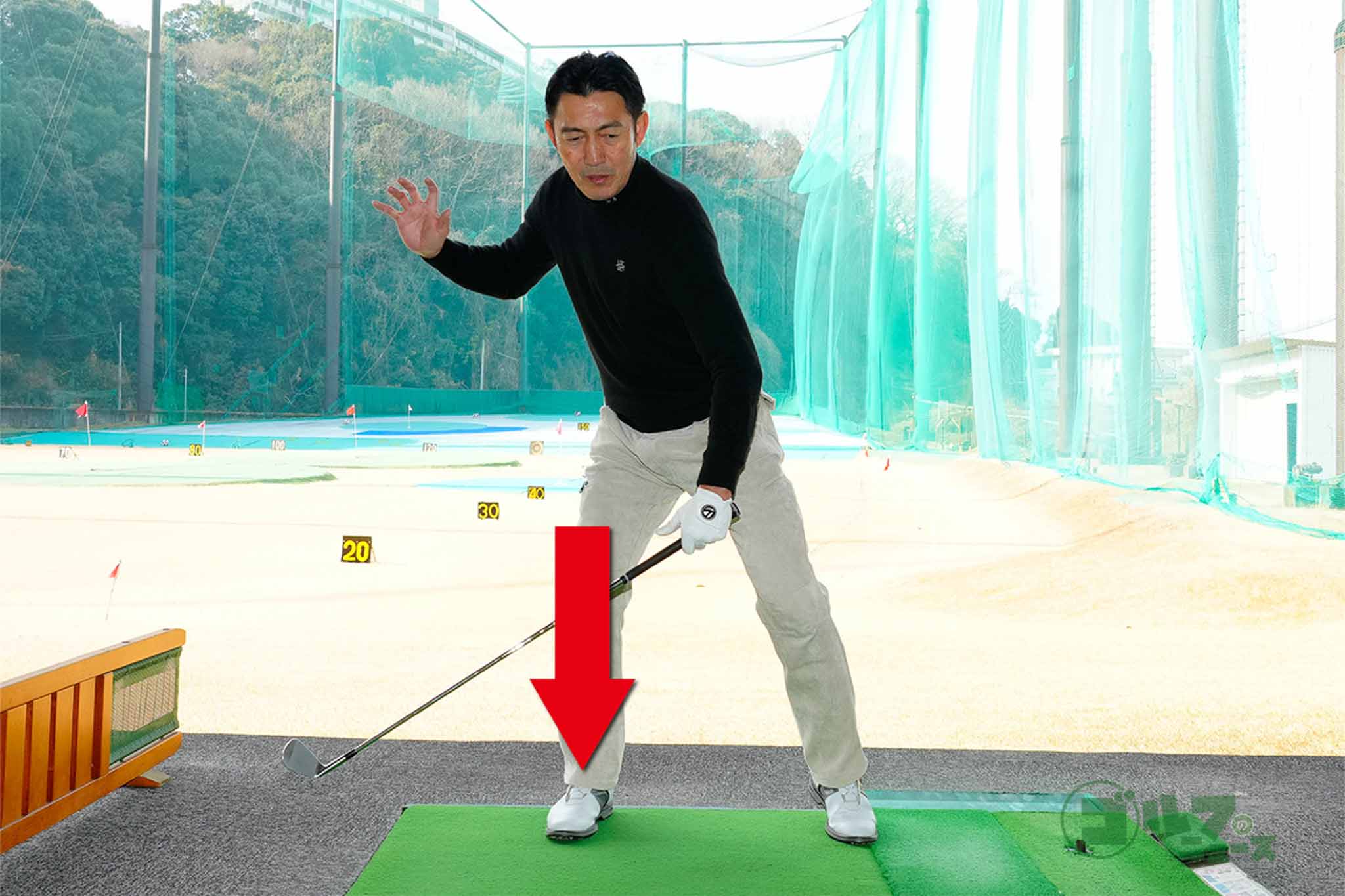 バックスイングでは上体を捻転しながら右足に体重を乗せていくのが正解　写真:鈴木祥