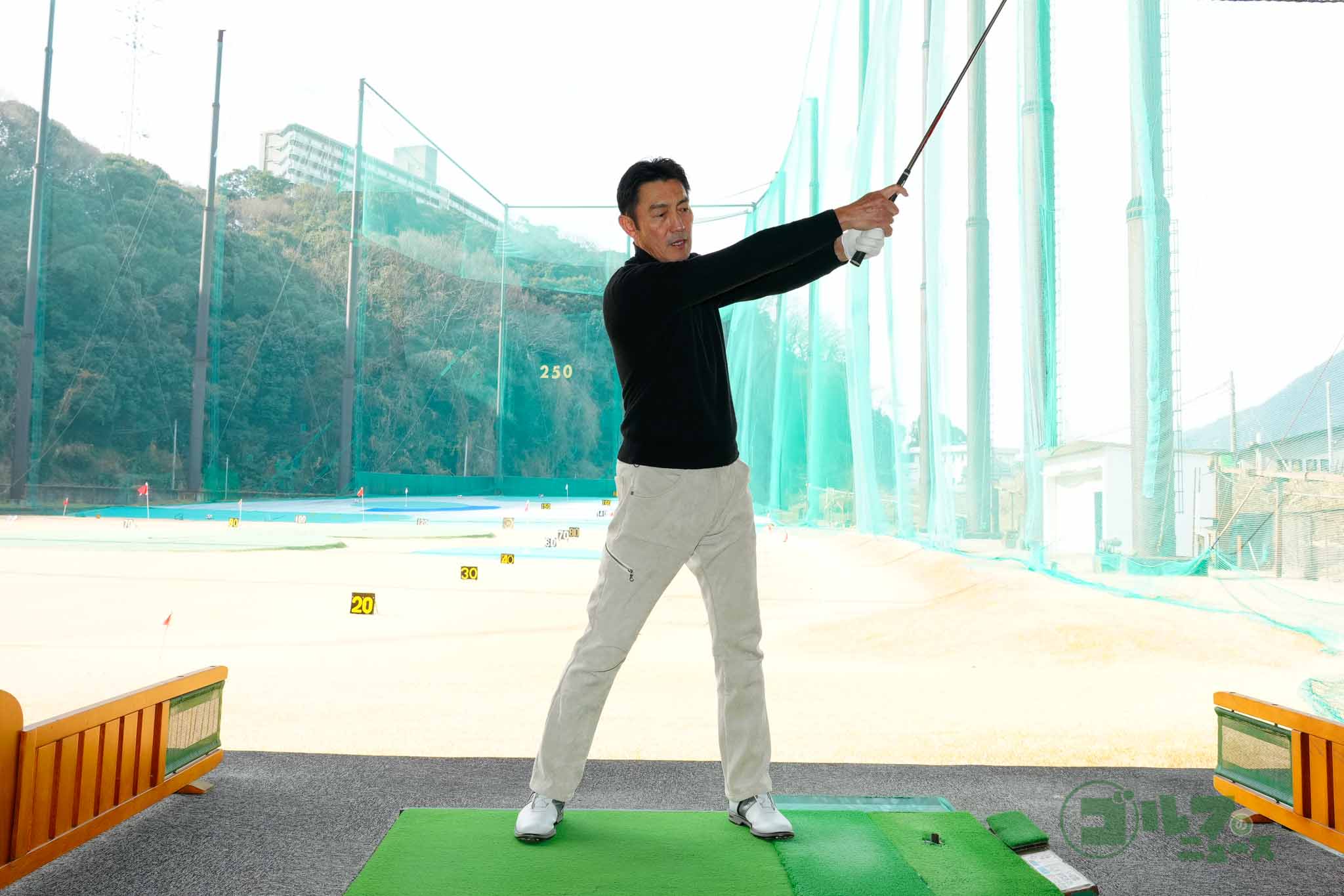 高いフォローの位置から巻き戻しスイングでトップまでクラブ上げ、そのまま一連の動きでダウンスイング、インパクト、フォロー、フィニッシュを行うことを河井はジャンボ尾崎から指示された　写真:鈴木祥