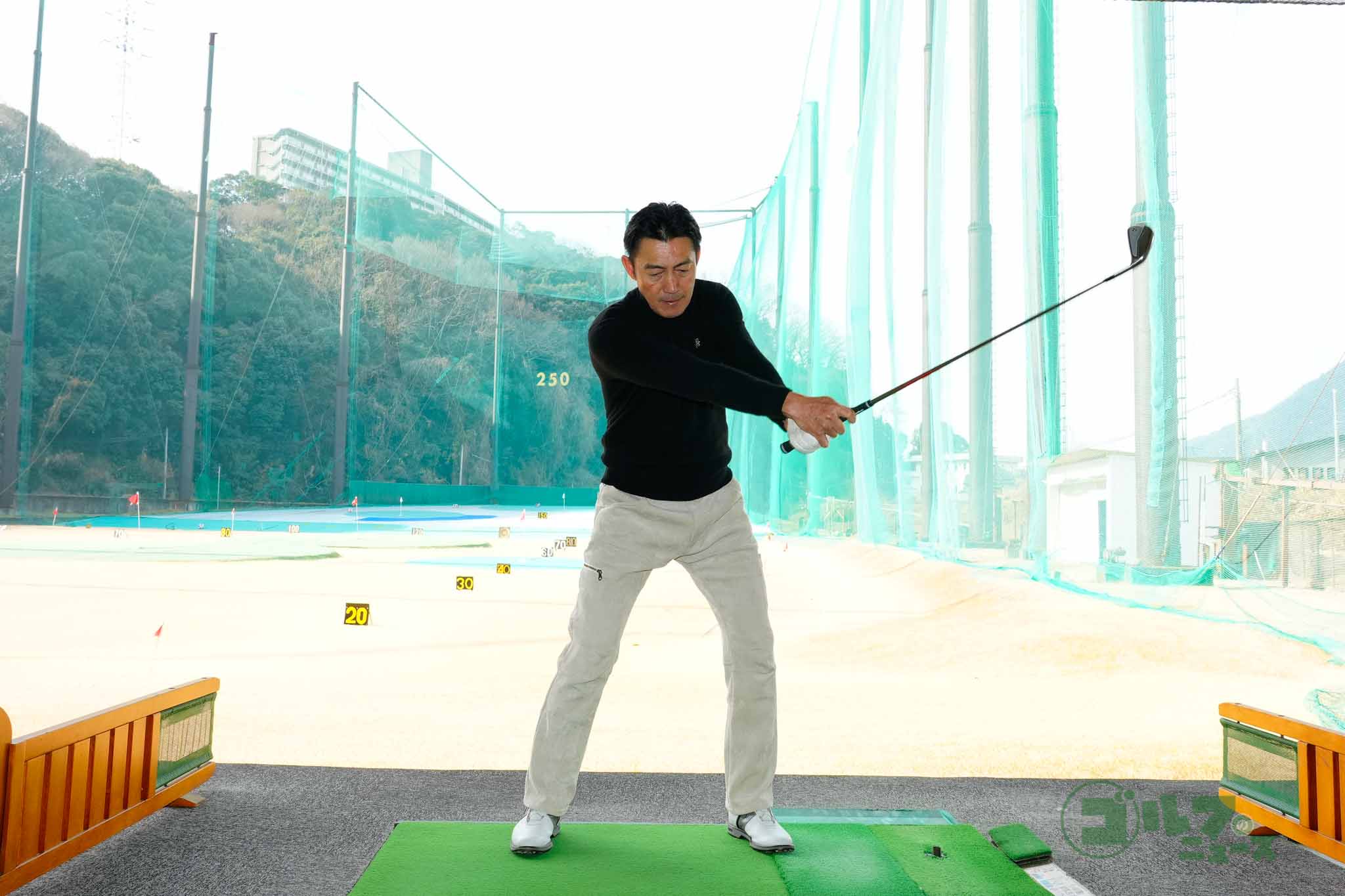 高いフォローの位置から巻き戻しスイングでトップまでクラブ上げ、そのまま一連の動きでダウンスイング、インパクト、フォロー、フィニッシュを行うことを河井はジャンボ尾崎から指示された　写真:鈴木祥