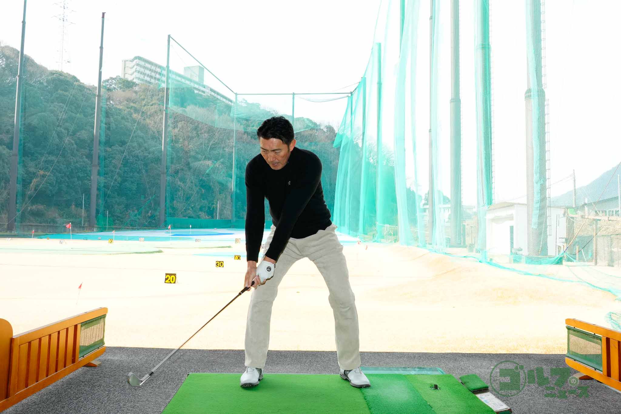 高いフォローの位置から巻き戻しスイングでトップまでクラブ上げ、そのまま一連の動きでダウンスイング、インパクト、フォロー、フィニッシュを行うことを河井はジャンボ尾崎から指示された　写真:鈴木祥