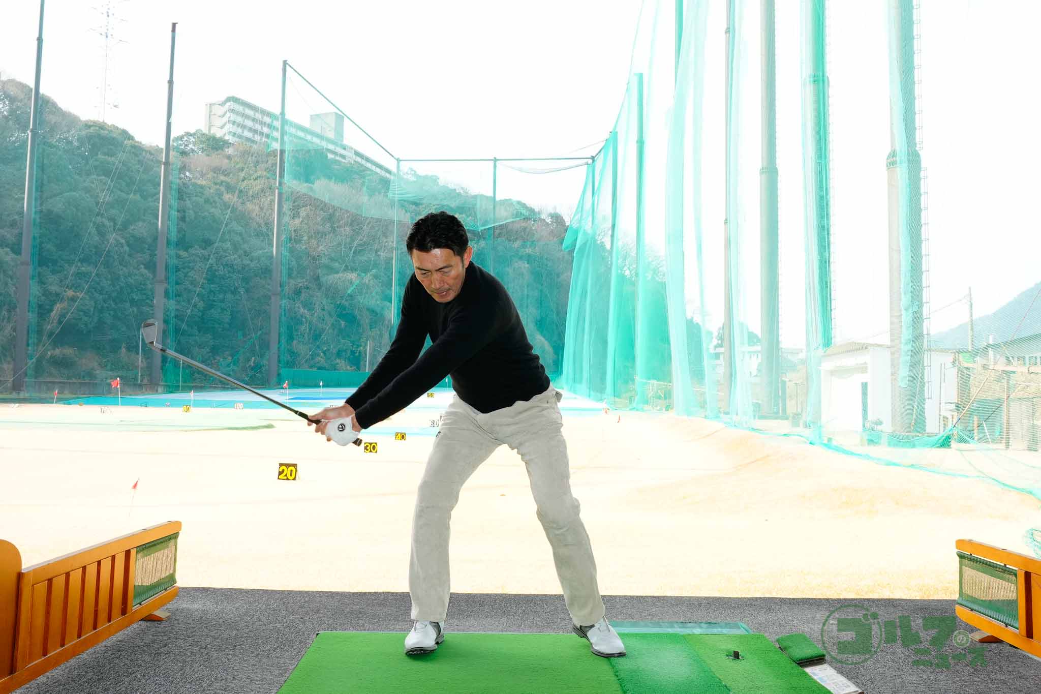 高いフォローの位置から巻き戻しスイングでトップまでクラブ上げ、そのまま一連の動きでダウンスイング、インパクト、フォロー、フィニッシュを行うことを河井はジャンボ尾崎から指示された　写真:鈴木祥