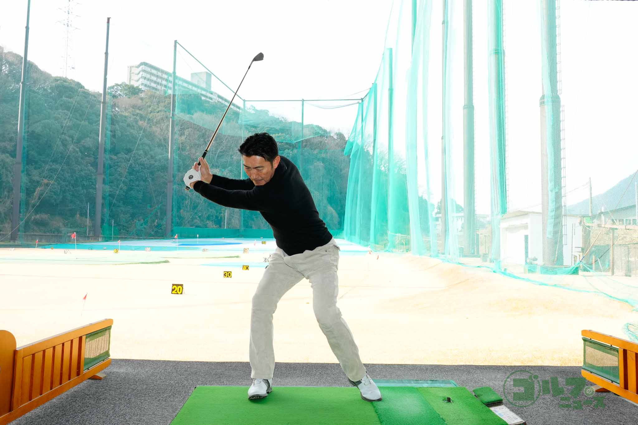 高いフォローの位置から巻き戻しスイングでトップまでクラブ上げ、そのまま一連の動きでダウンスイング、インパクト、フォロー、フィニッシュを行うことを河井はジャンボ尾崎から指示された　写真:鈴木祥