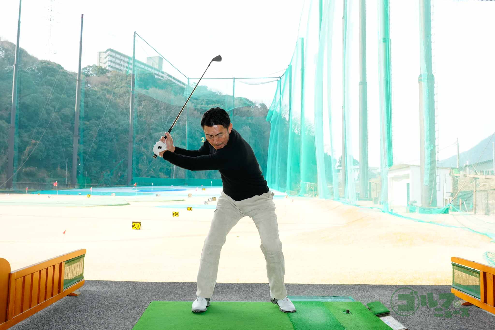 高いフォローの位置から巻き戻しスイングでトップまでクラブ上げ、そのまま一連の動きでダウンスイング、インパクト、フォロー、フィニッシュを行うことを河井はジャンボ尾崎から指示された　写真:鈴木祥