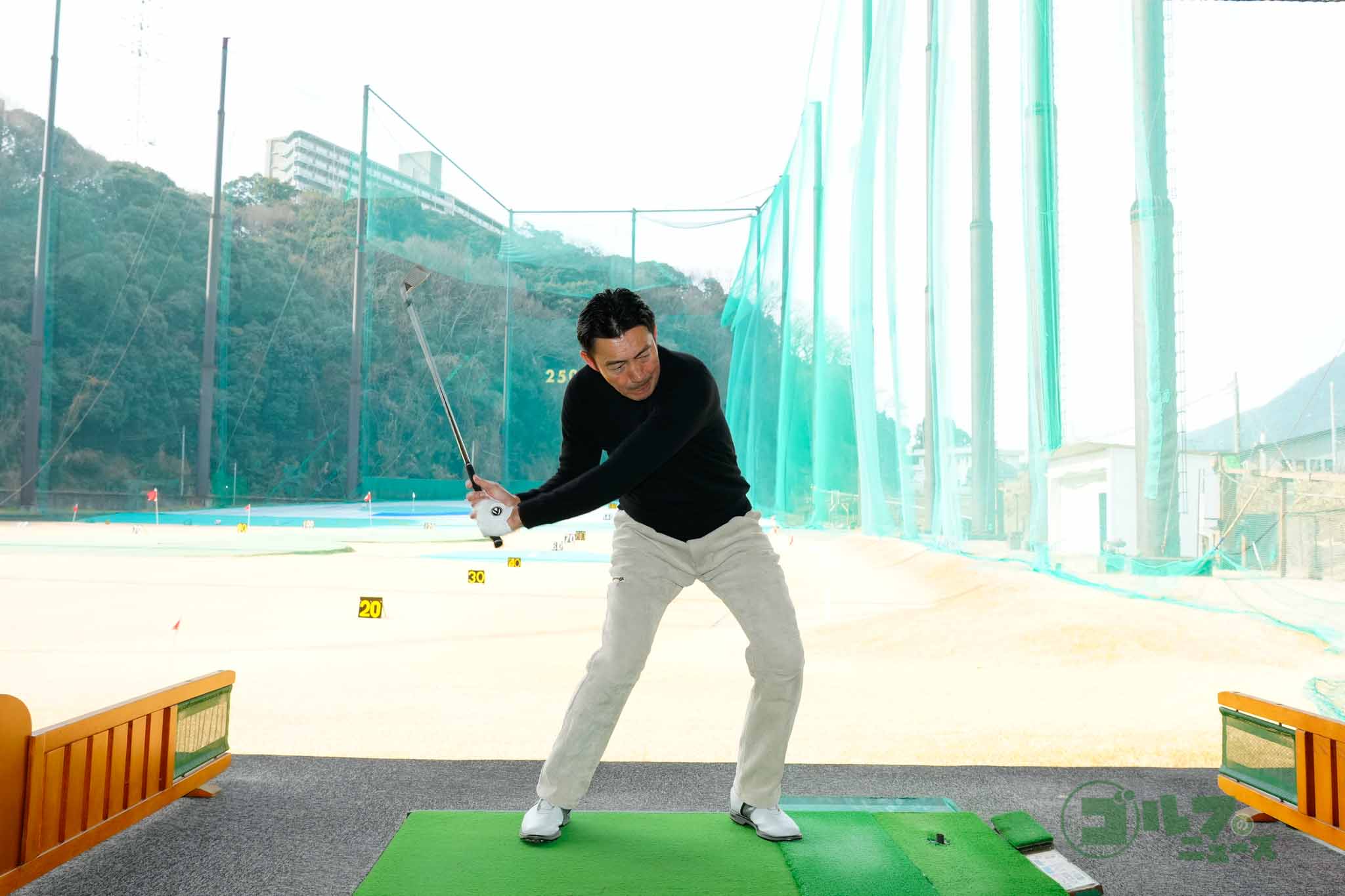 高いフォローの位置から巻き戻しスイングでトップまでクラブ上げ、そのまま一連の動きでダウンスイング、インパクト、フォロー、フィニッシュを行うことを河井はジャンボ尾崎から指示された　写真:鈴木祥