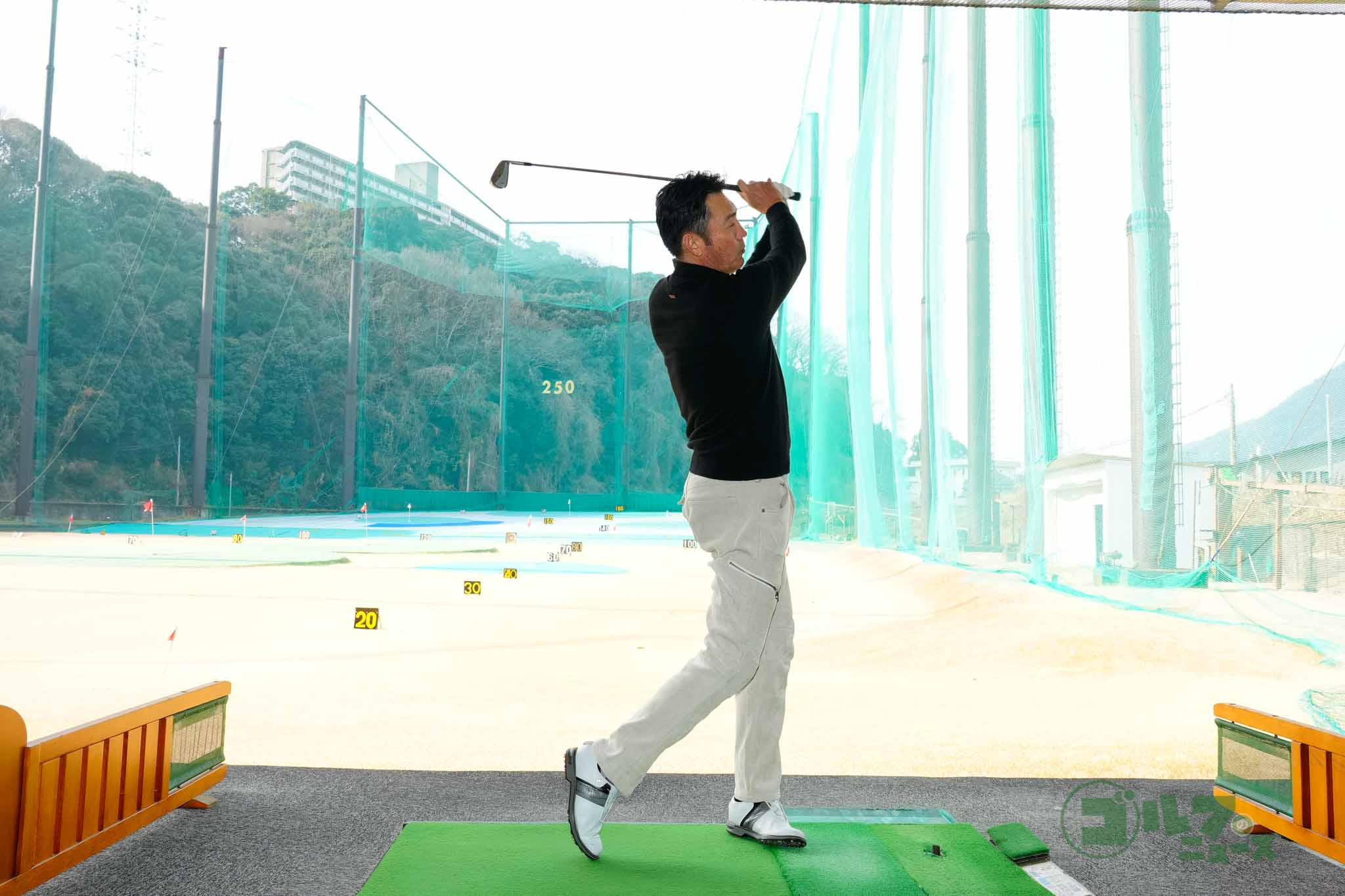 高いフォローの位置から巻き戻しスイングでトップまでクラブ上げ、そのまま一連の動きでダウンスイング、インパクト、フォロー、フィニッシュを行うことを河井はジャンボ尾崎から指示された　写真:鈴木祥