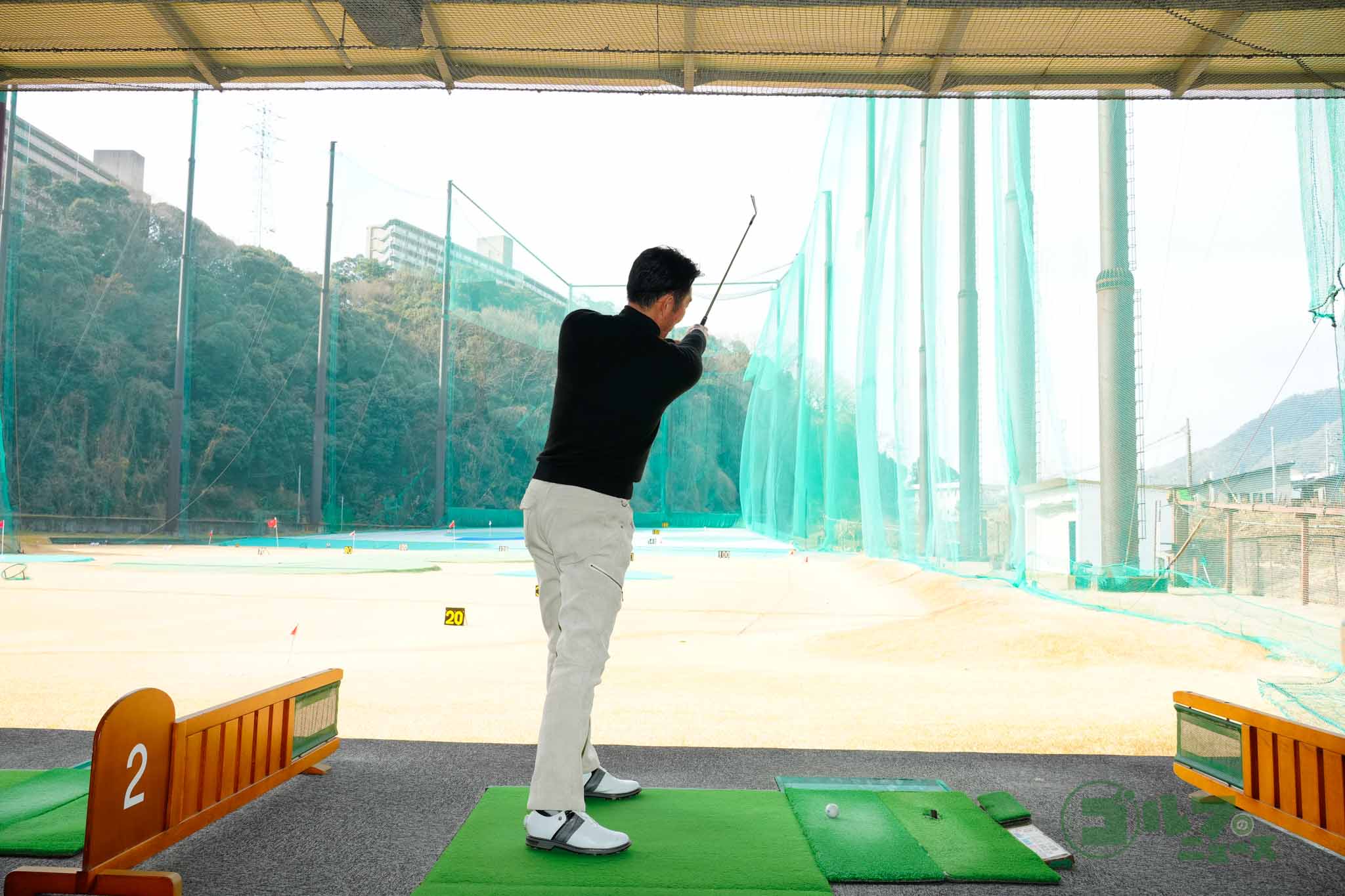 高いフォローから逆戻しスイングでのショットは難易度がかなり高いので要注意　写真:鈴木祥