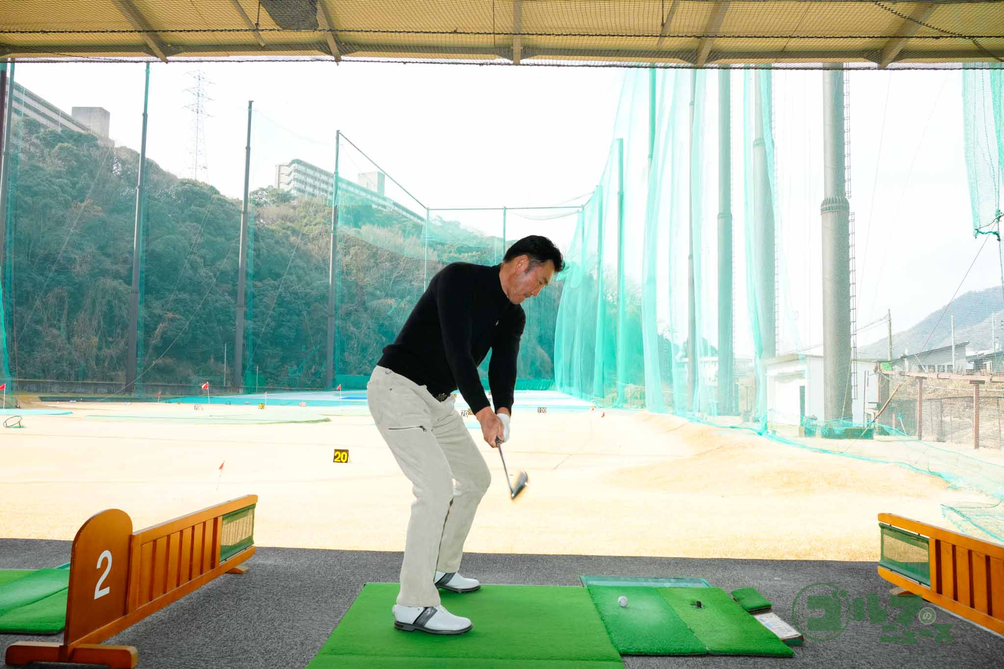 高いフォローから逆戻しスイングでのショットは難易度がかなり高いので要注意　写真:鈴木祥