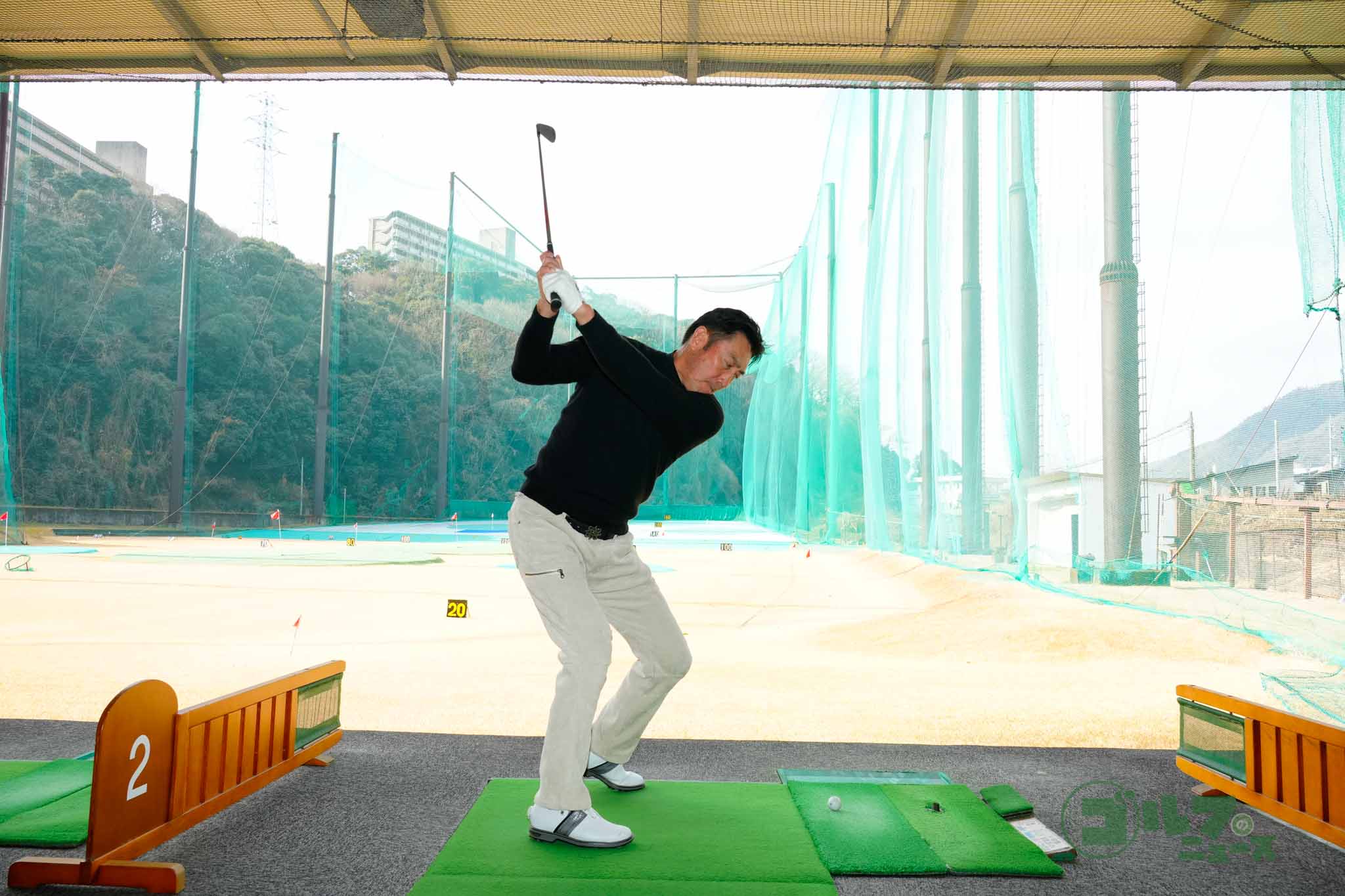 高いフォローから逆戻しスイングでのショットは難易度がかなり高いので要注意　写真:鈴木祥