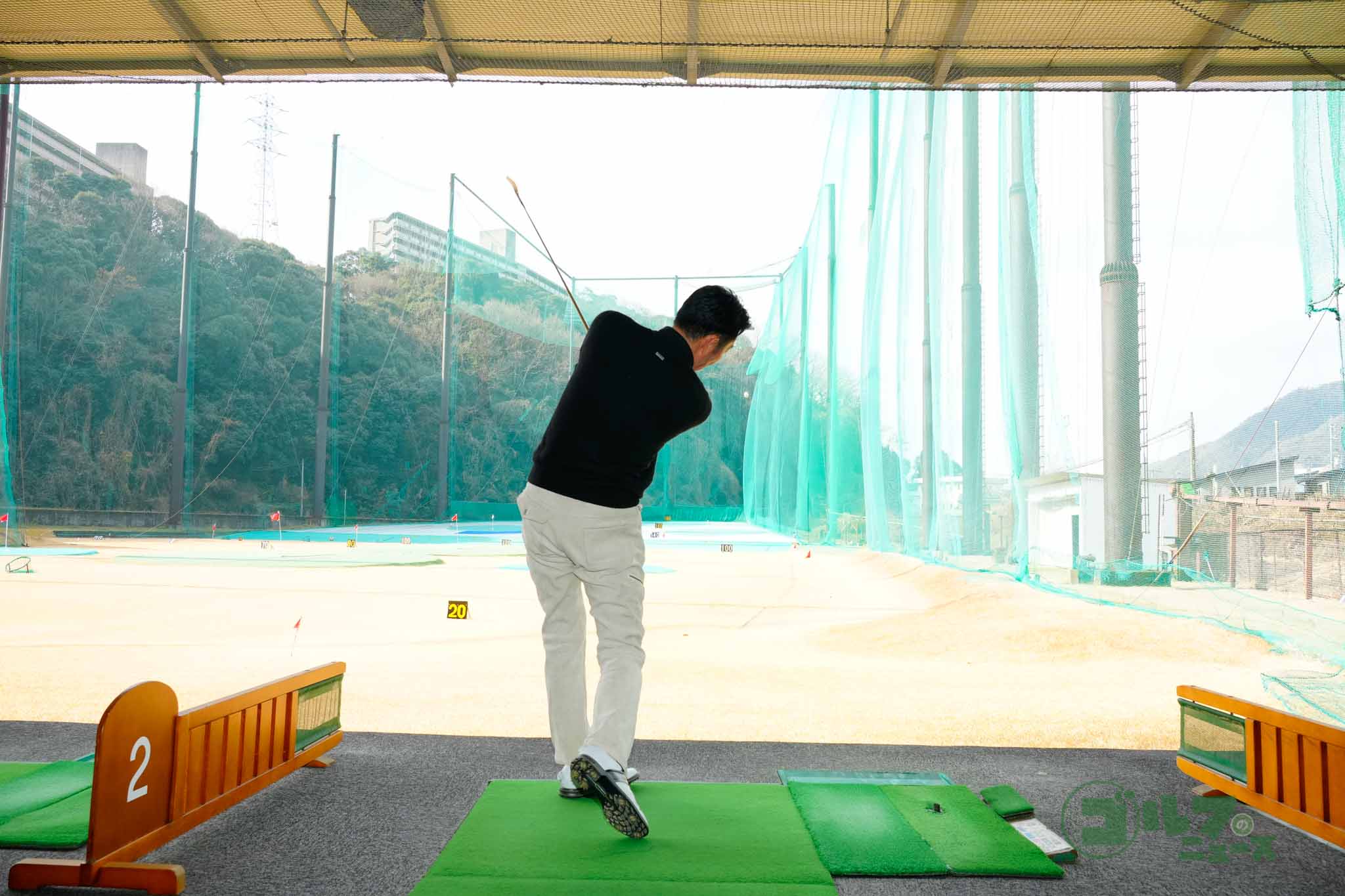 高いフォローから逆戻しスイングでのショットは難易度がかなり高いので要注意　写真:鈴木祥