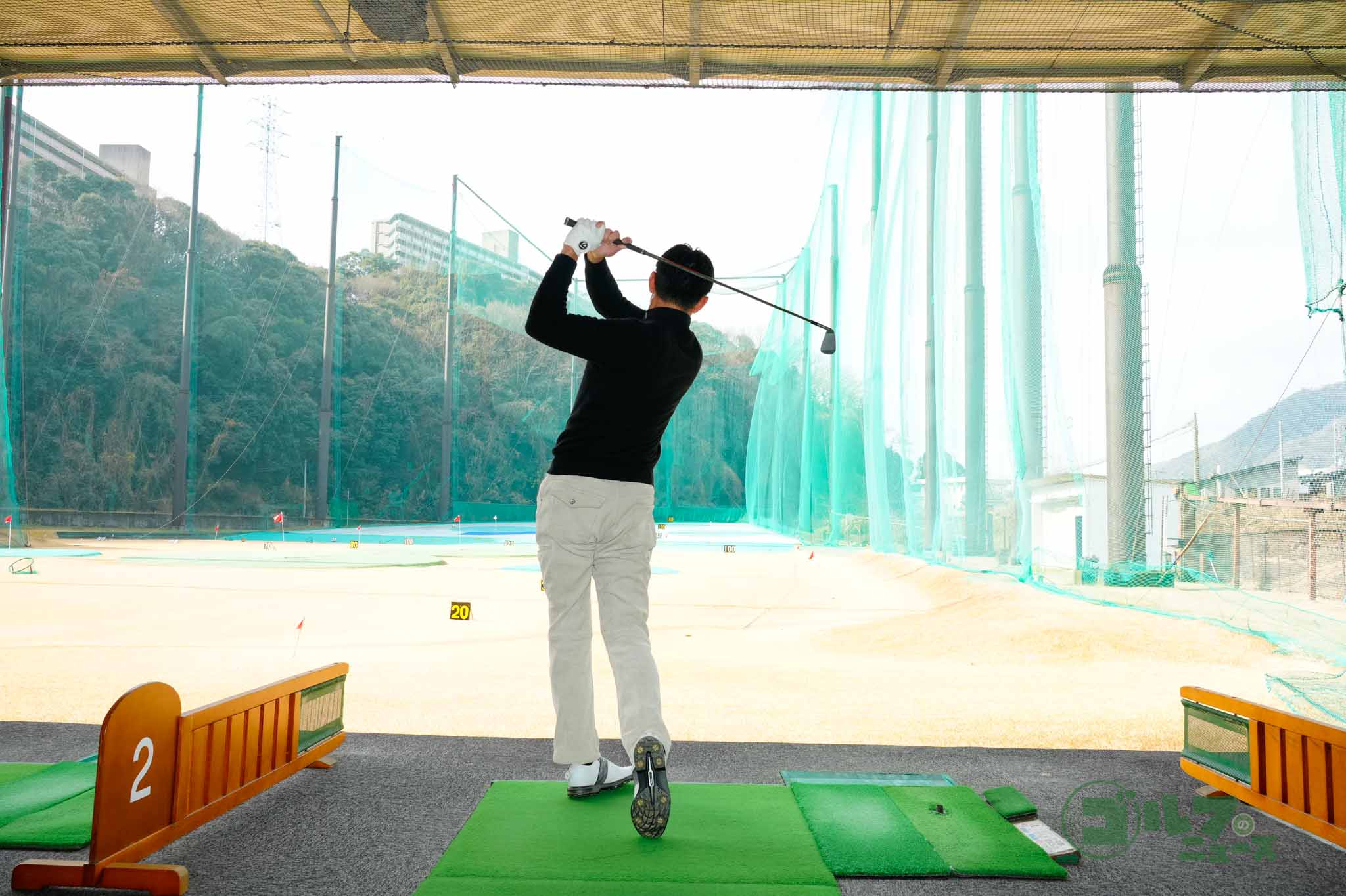 高いフォローから逆戻しスイングでのショットは難易度がかなり高いので要注意　写真:鈴木祥