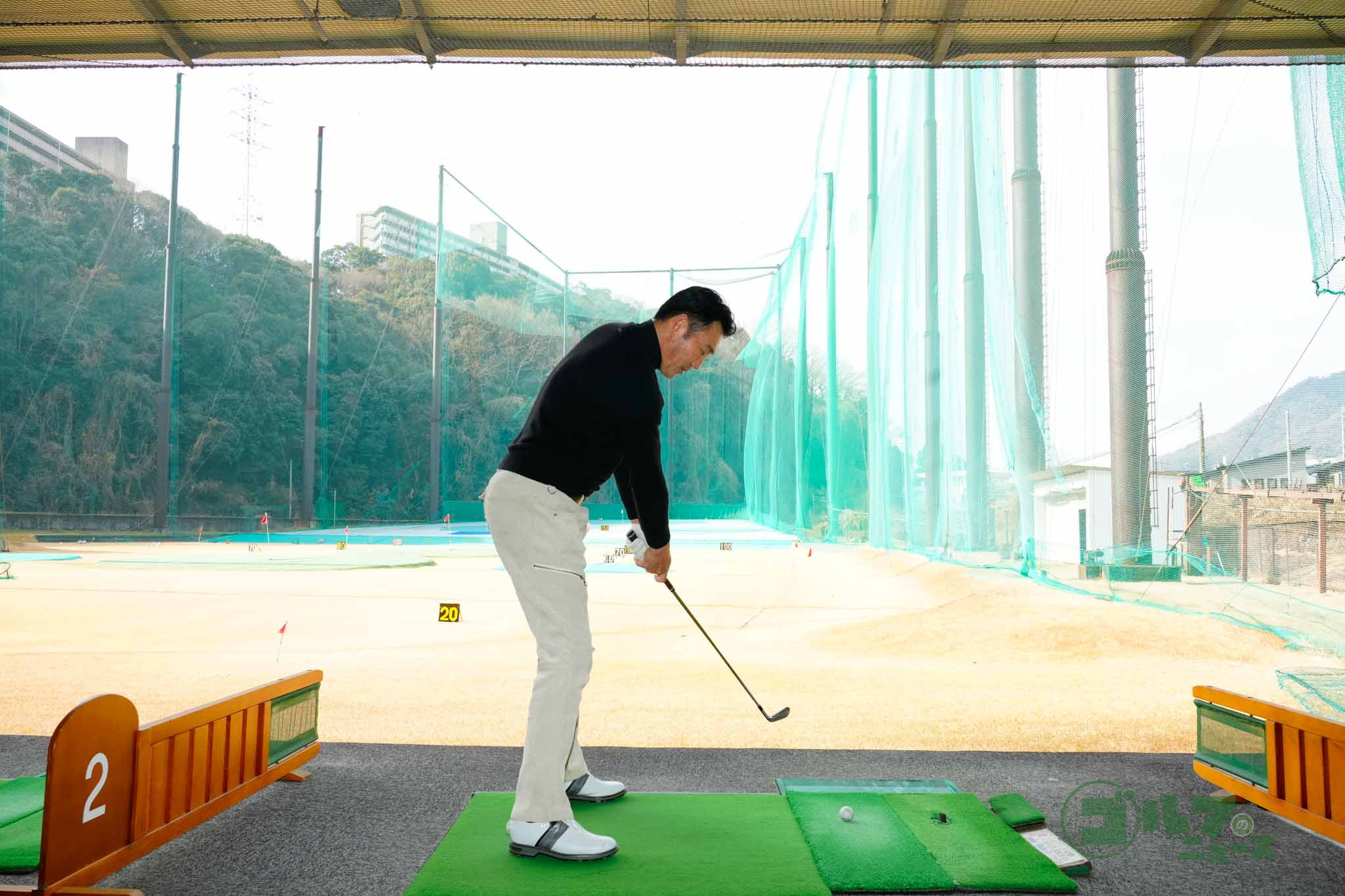 アベレージゴルファーは練習場でボールを打つ前に低いフォローからの巻き戻し素振りを3回行ってからボールを打つと、上体の捻転、右足への体重移動がスムーズになる　写真:鈴木祥