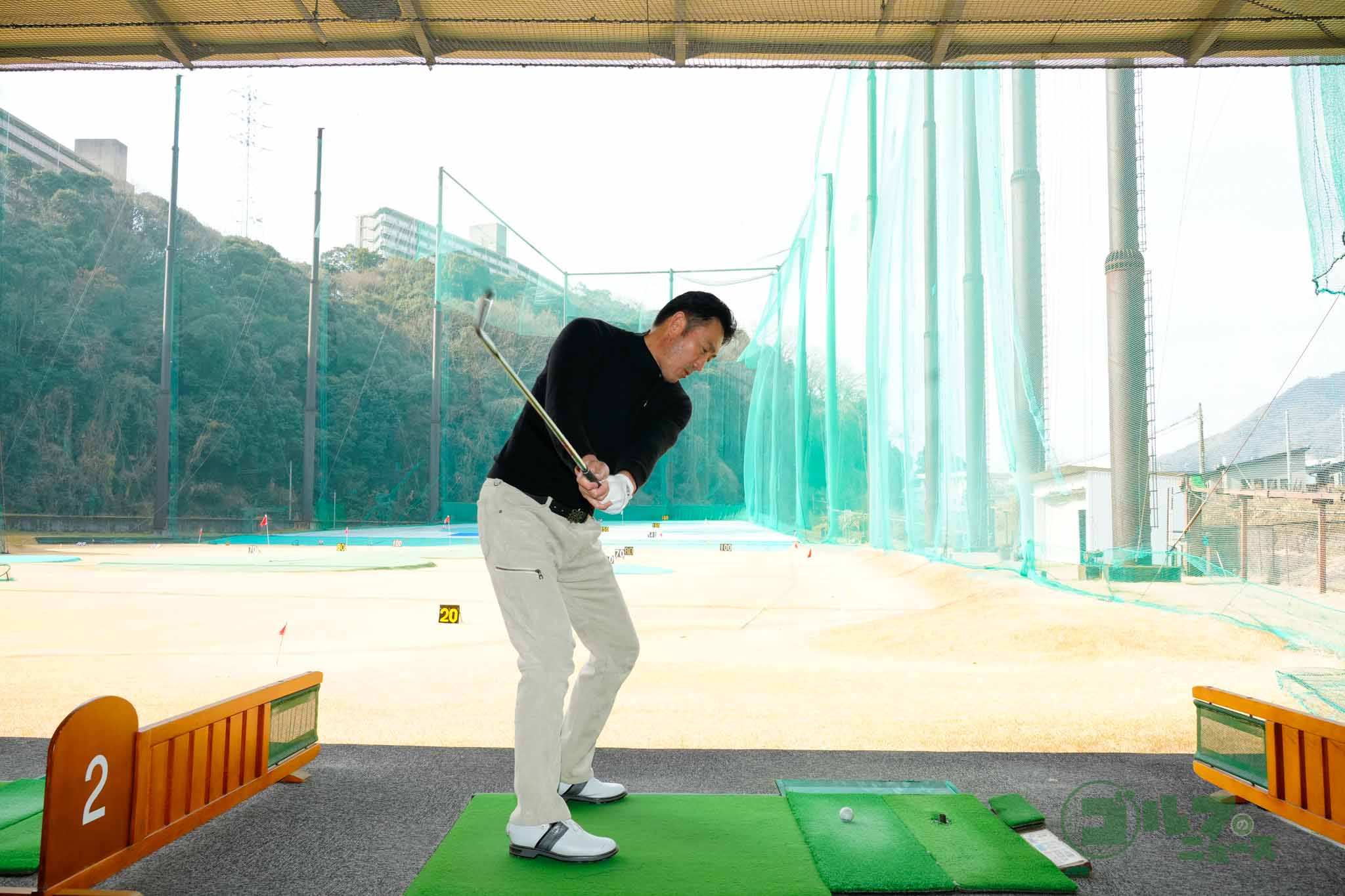 アベレージゴルファーは練習場でボールを打つ前に低いフォローからの巻き戻し素振りを3回行ってからボールを打つと、上体の捻転、右足への体重移動がスムーズになる　写真:鈴木祥