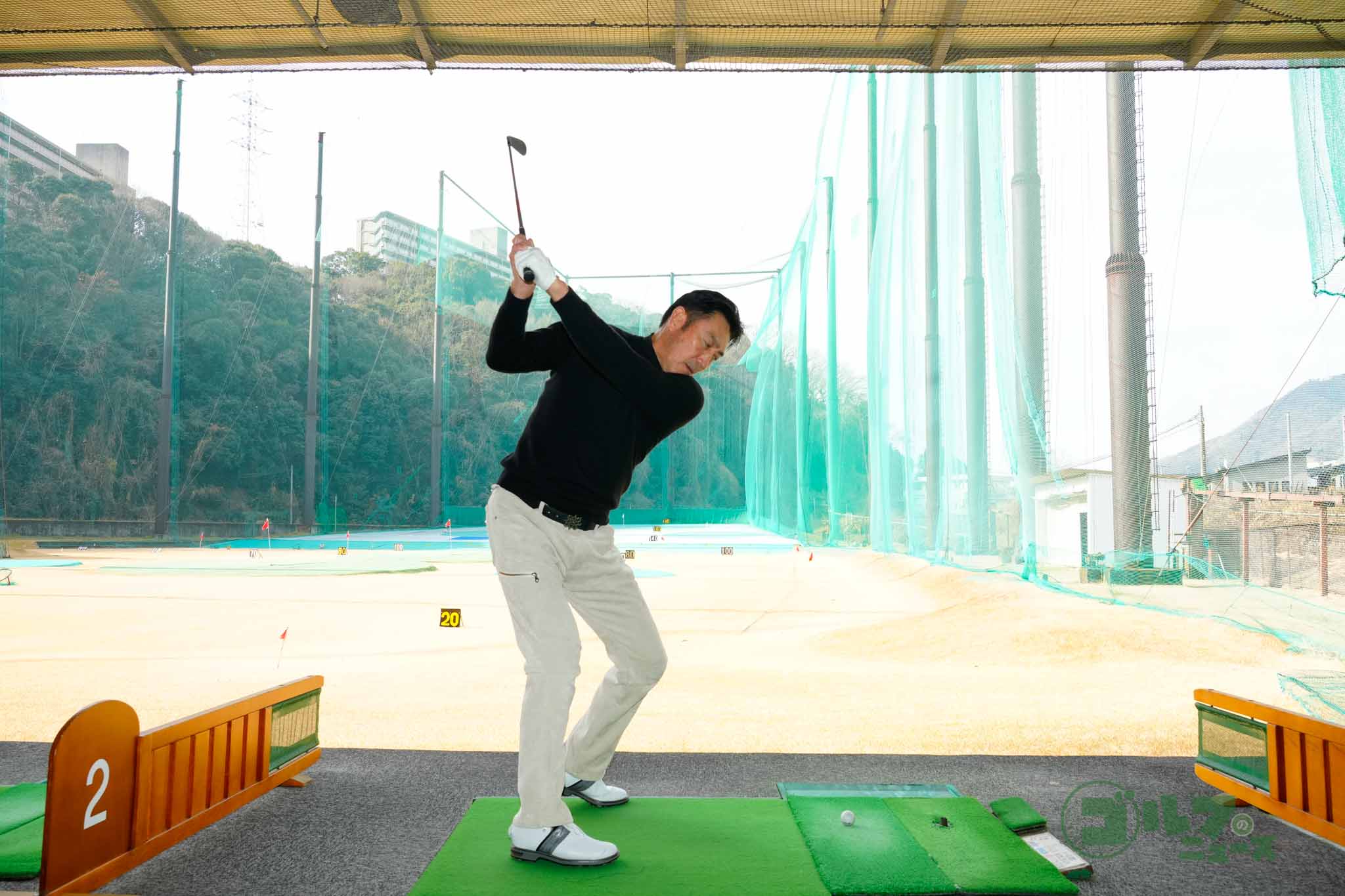 アベレージゴルファーは練習場でボールを打つ前に低いフォローからの巻き戻し素振りを3回行ってからボールを打つと、上体の捻転、右足への体重移動がスムーズになる　写真:鈴木祥