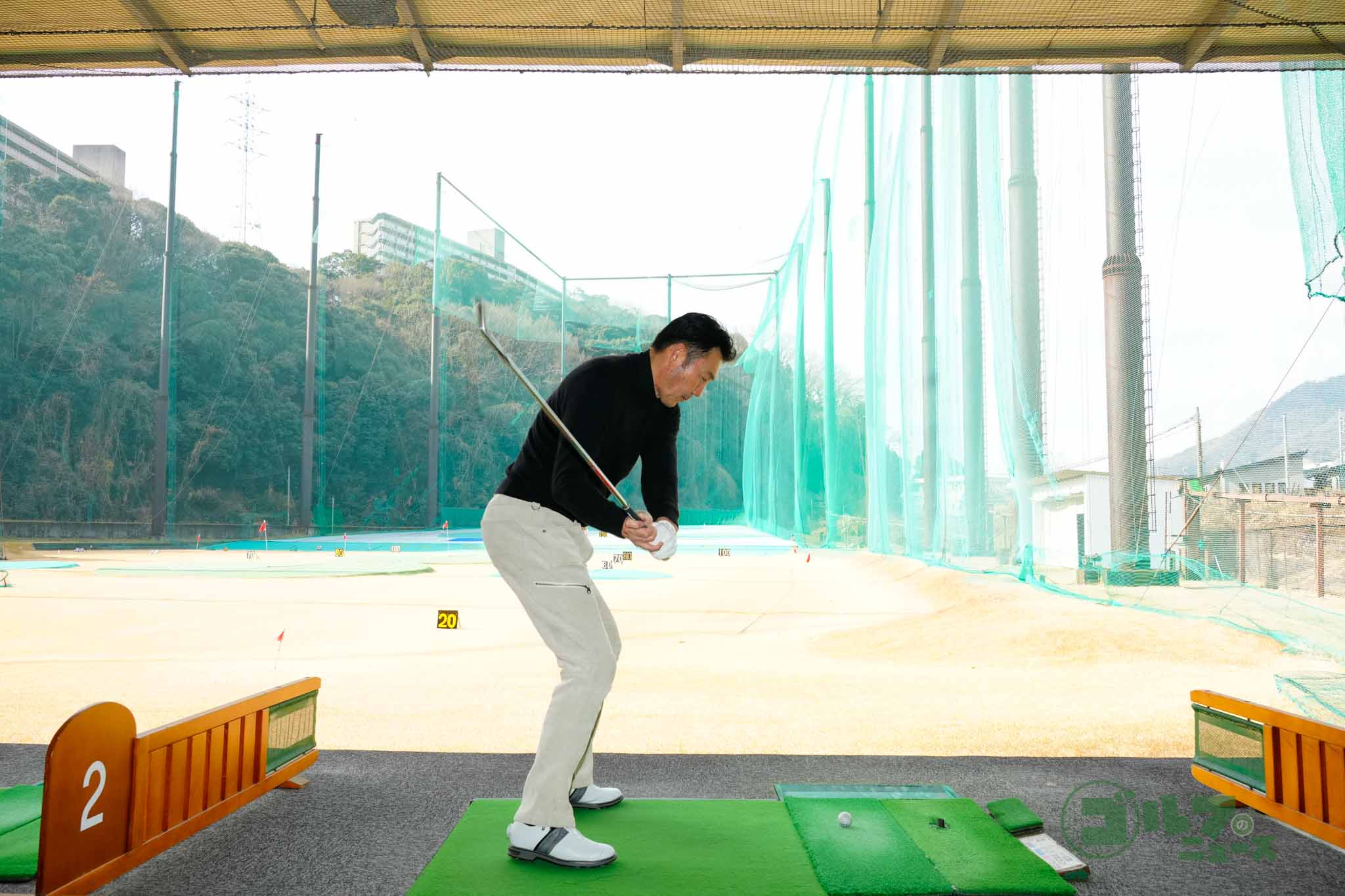 アベレージゴルファーは練習場でボールを打つ前に低いフォローからの巻き戻し素振りを3回行ってからボールを打つと、上体の捻転、右足への体重移動がスムーズになる　写真:鈴木祥