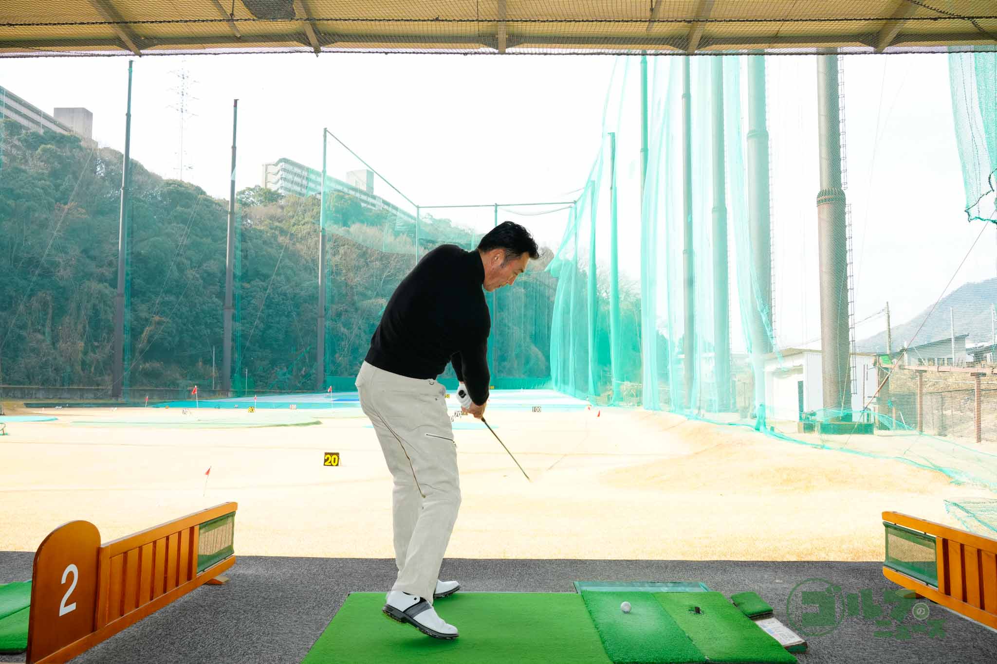 アベレージゴルファーは練習場でボールを打つ前に低いフォローからの巻き戻し素振りを3回行ってからボールを打つと、上体の捻転、右足への体重移動がスムーズになる　写真:鈴木祥