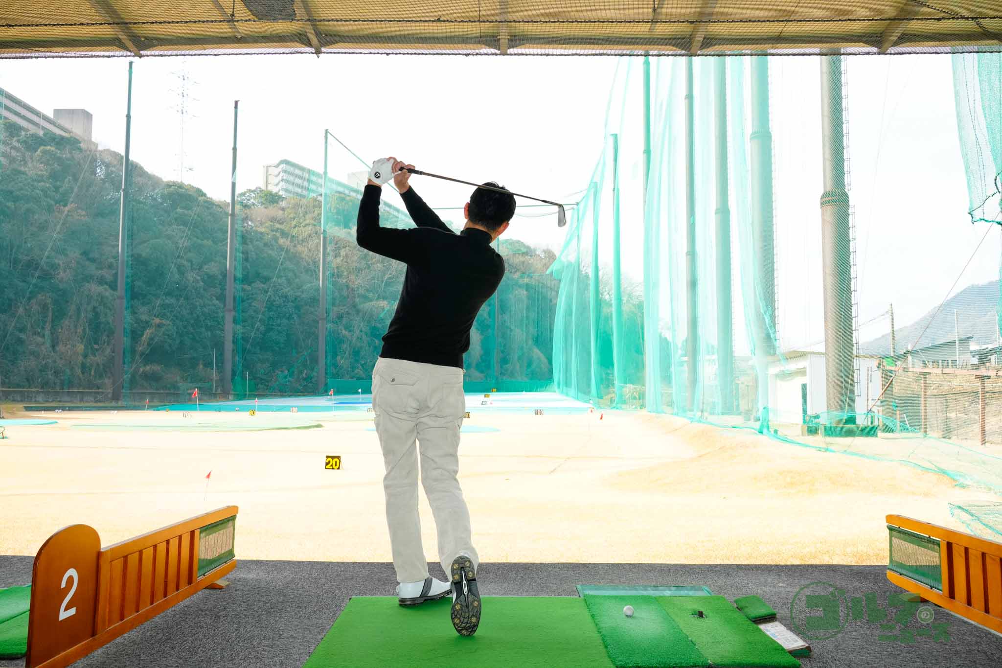 アベレージゴルファーは練習場でボールを打つ前に低いフォローからの巻き戻し素振りを3回行ってからボールを打つと、上体の捻転、右足への体重移動がスムーズになる　写真:鈴木祥