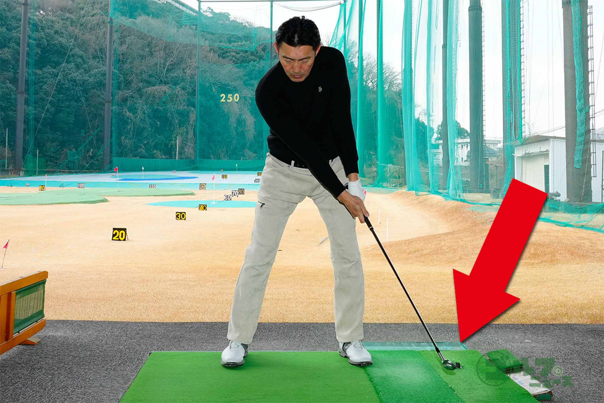 アベレージゴルファーは高いフォローからではなく、時計の4時～5時ぐらいまでの低いフォローからの巻き戻し素振りを行うのが効果的　写真:鈴木祥