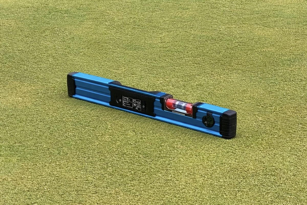 グリーンの傾斜が分かる水平器　写真：野洲明