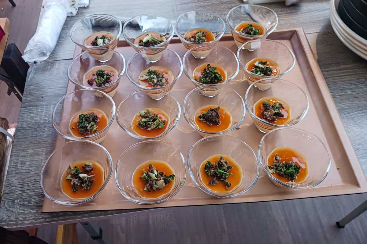 渡辺養鶏場の卵を使った薪の香りの茶わん蒸し　写真：清流舎