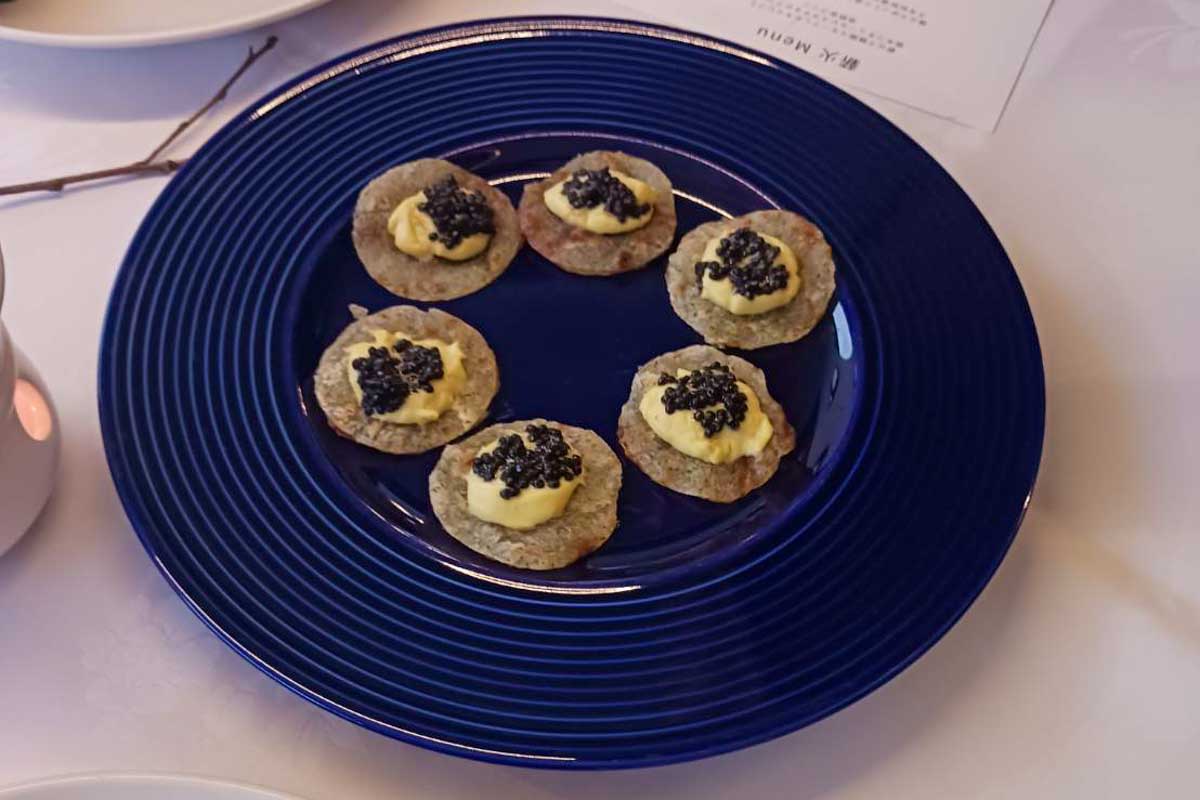 薪火で瞬間スモークしたキャビアと、栃木リキュールピスタチオのクリーム　地野菜ブリニ　写真：清流舎