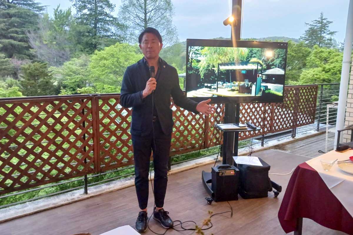 「フェアリート」のコンセプトを具現化した空間プロデューサーの小林純氏　写真：清流舎