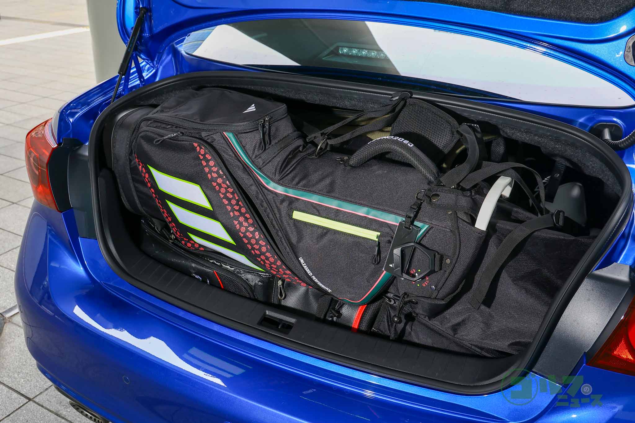 積み方にコツが必要だが、トランクには9型のキャディーバッグを4個積み込める