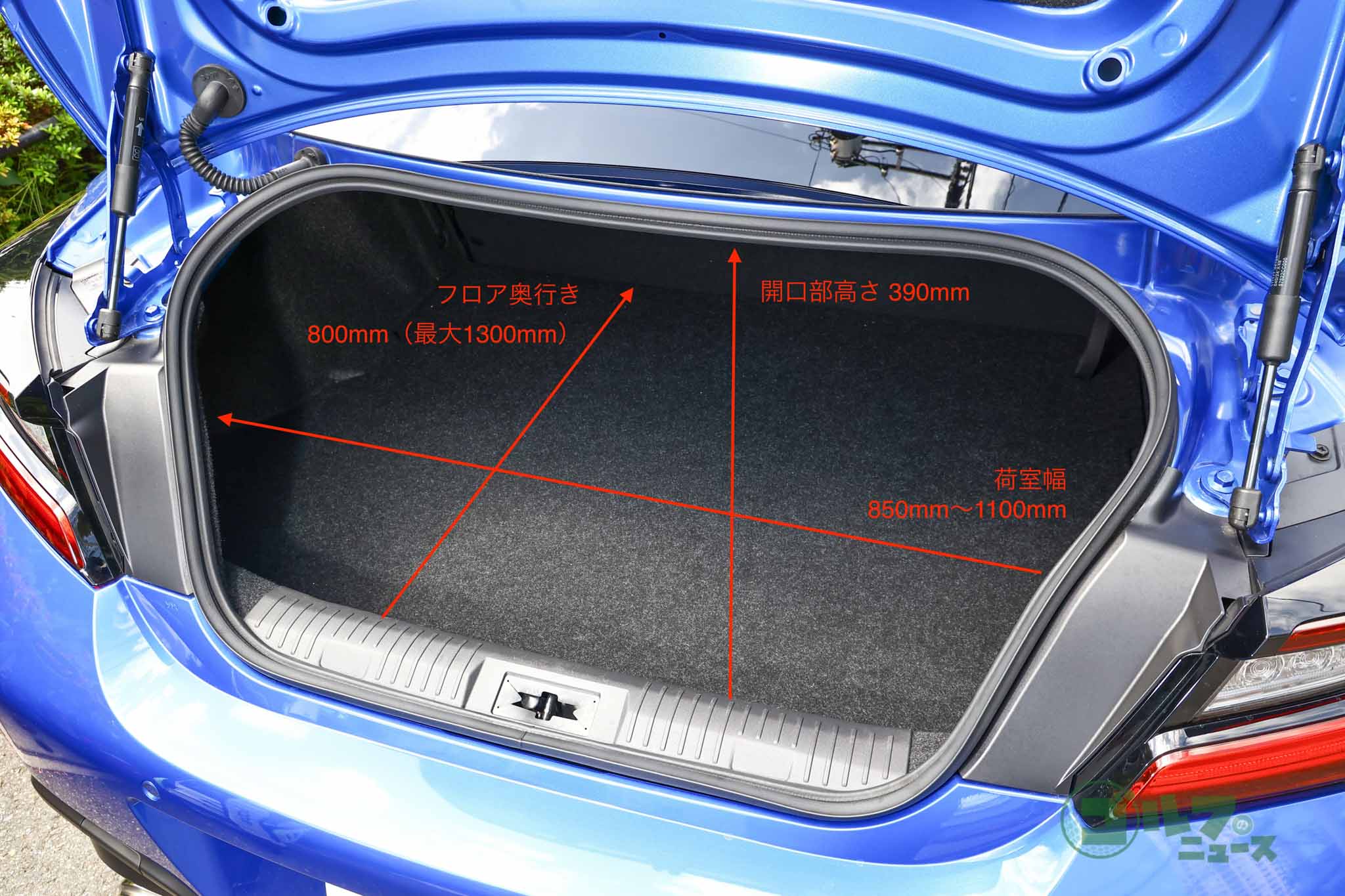 スタイル優先の2ドアクーペながら、最低限の実用スペースは確保している